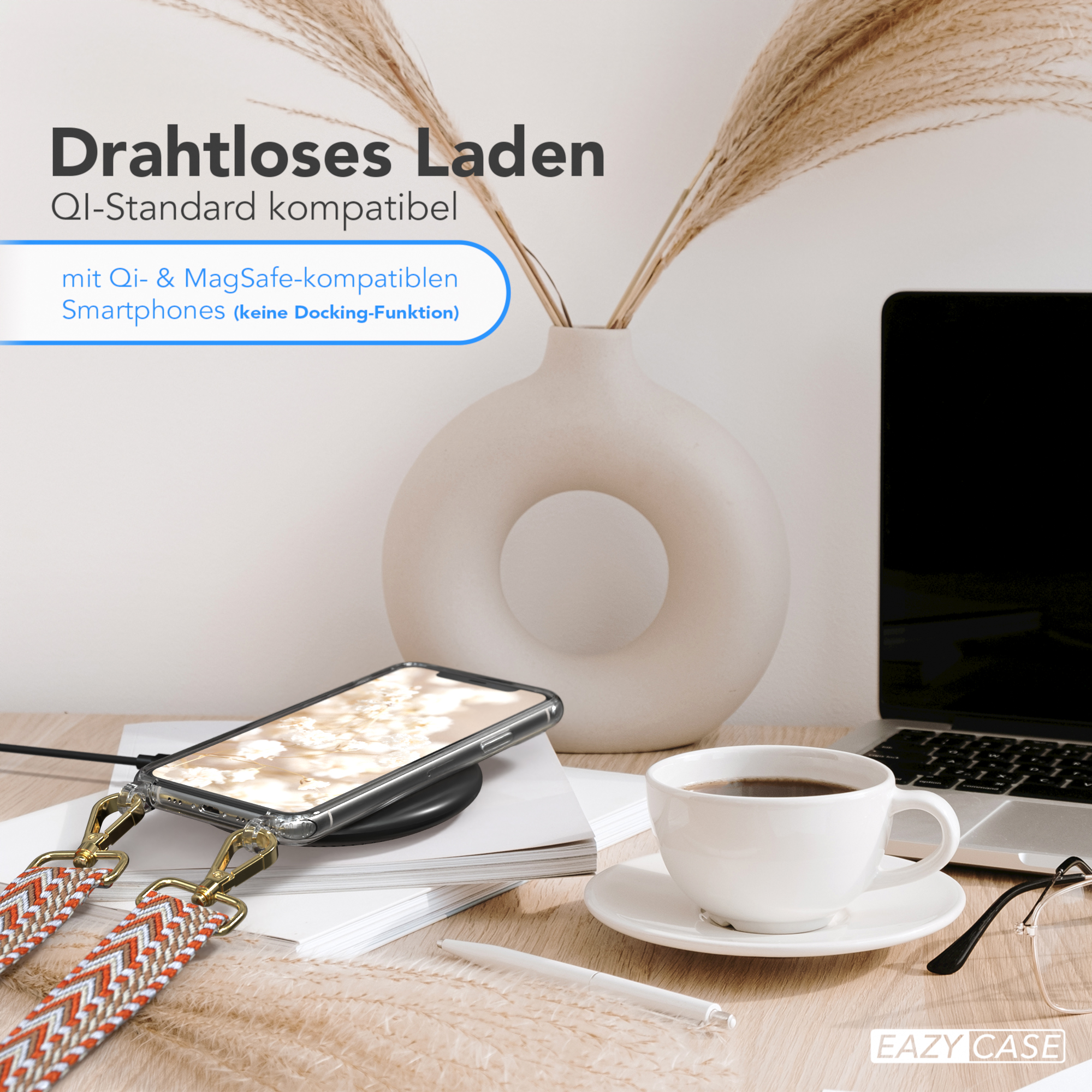 Telefon mit Band auf kabellosem Ladegerät. Kaffee, Stift und Brille auf einem Holztisch. Text: Drahtloses Laden. EAZY CASE Logo.