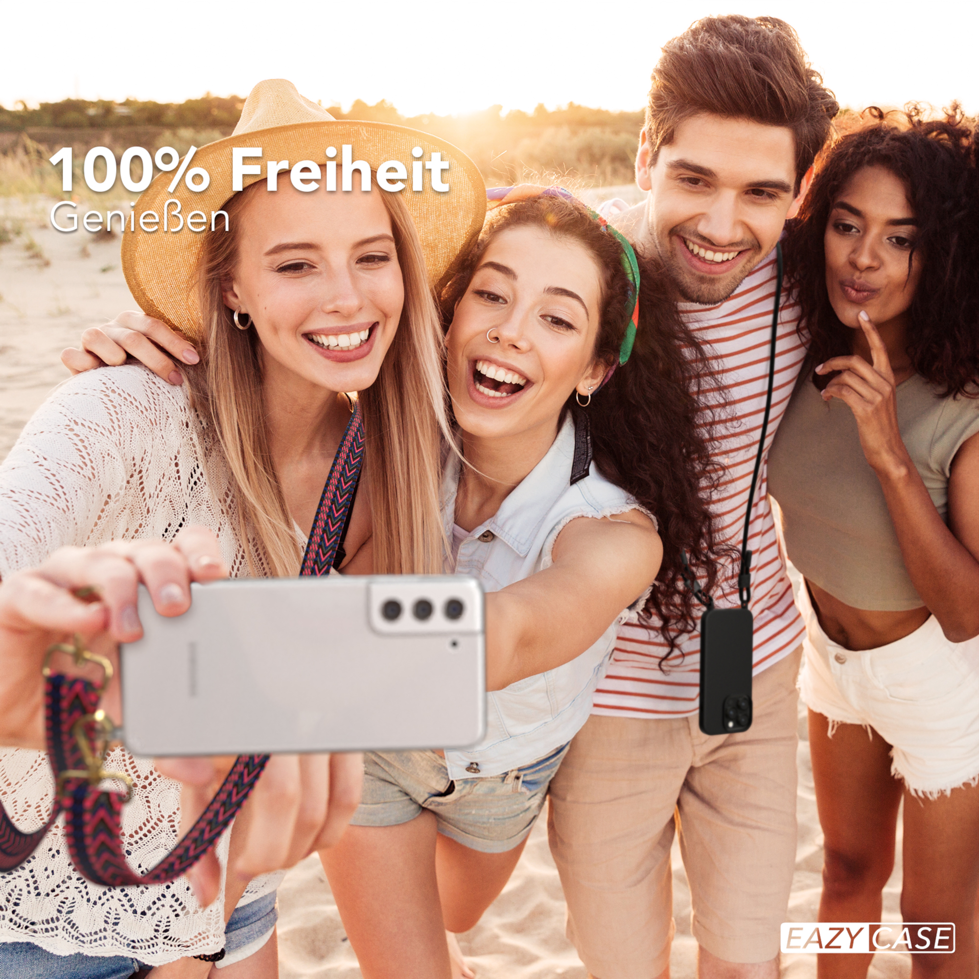 Vier Leute machen ein Selfie. Eine Person hält das Telefon mit einem Band.