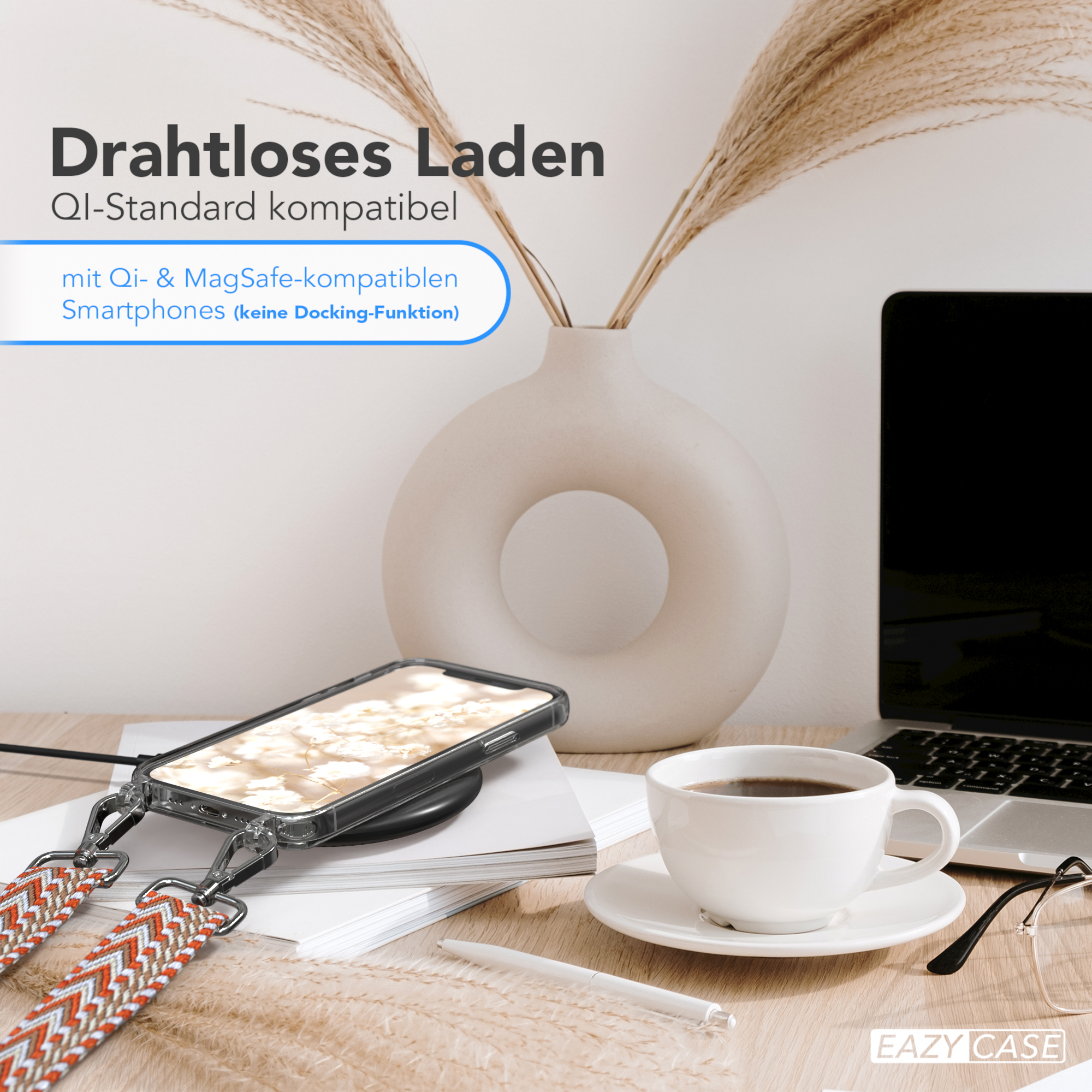Telefon kabellos laden, neben einer Kaffeetasse, Blumen und anderen Objekten auf dem Schreibtisch.