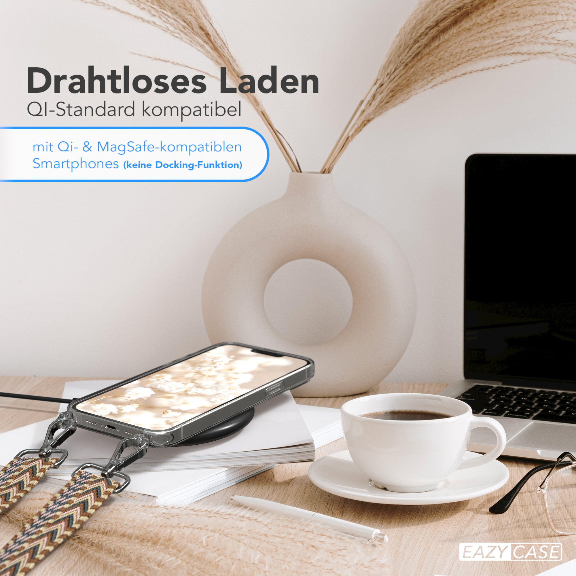 Telefon auf kabellosem Ladegerät, Kaffee und Laptop auf einem Holztisch.
