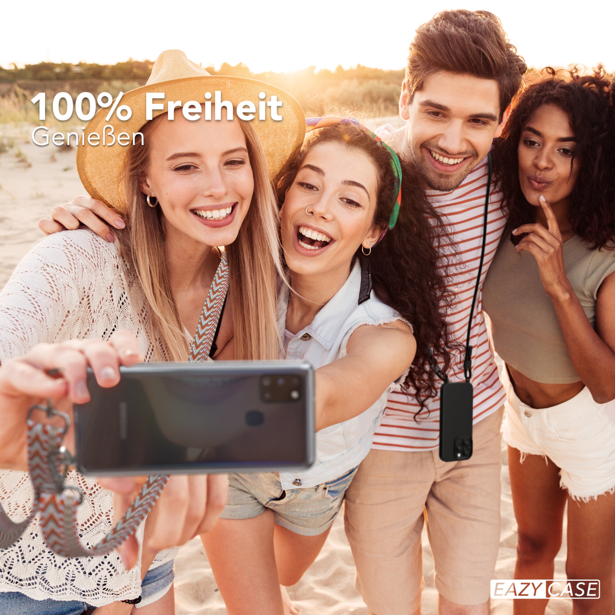 Vier Personen machen ein Selfie am Strand. Handyhülle mit Gurt.
