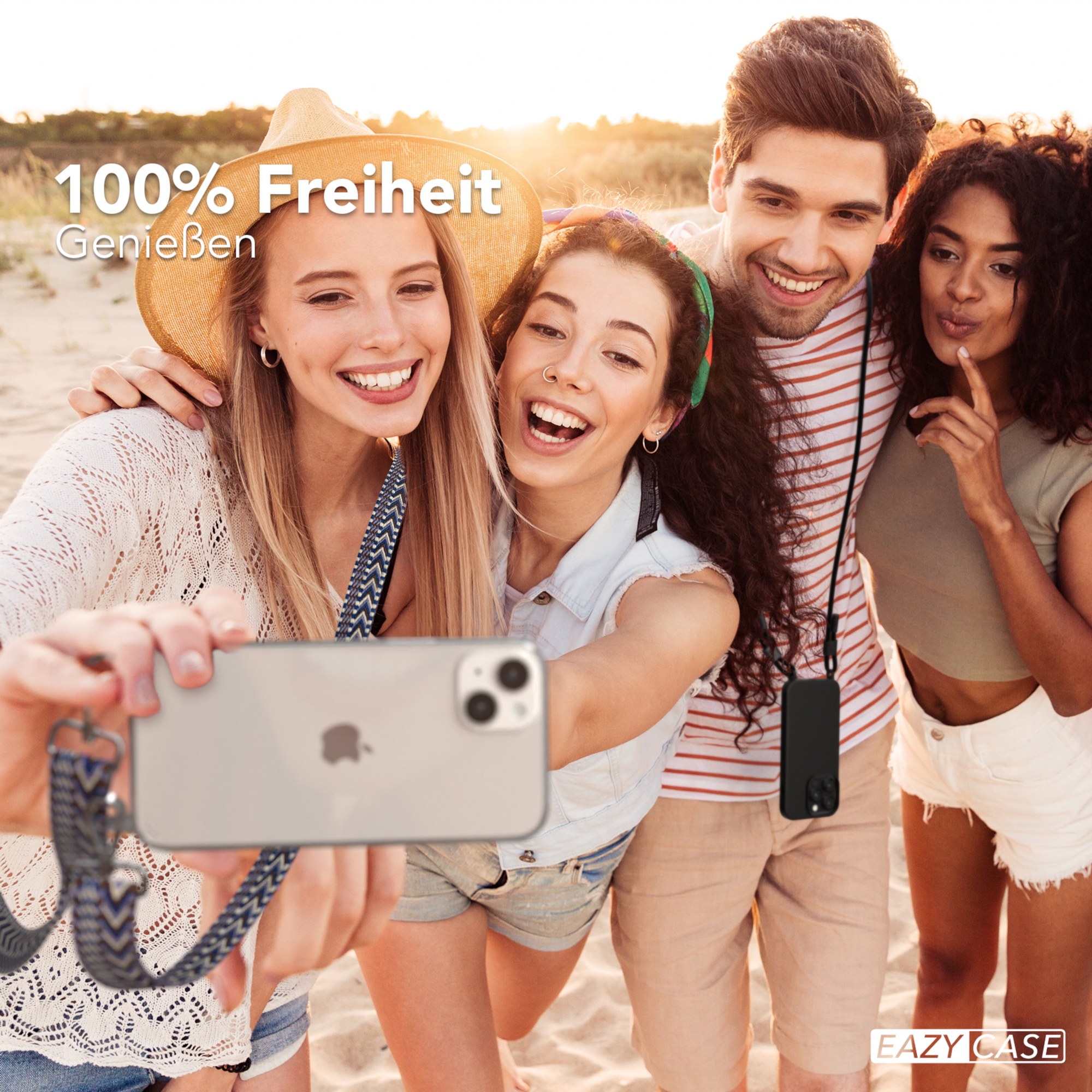 Vier Personen machen ein Selfie am Strand. Eine Person hält das Telefon.