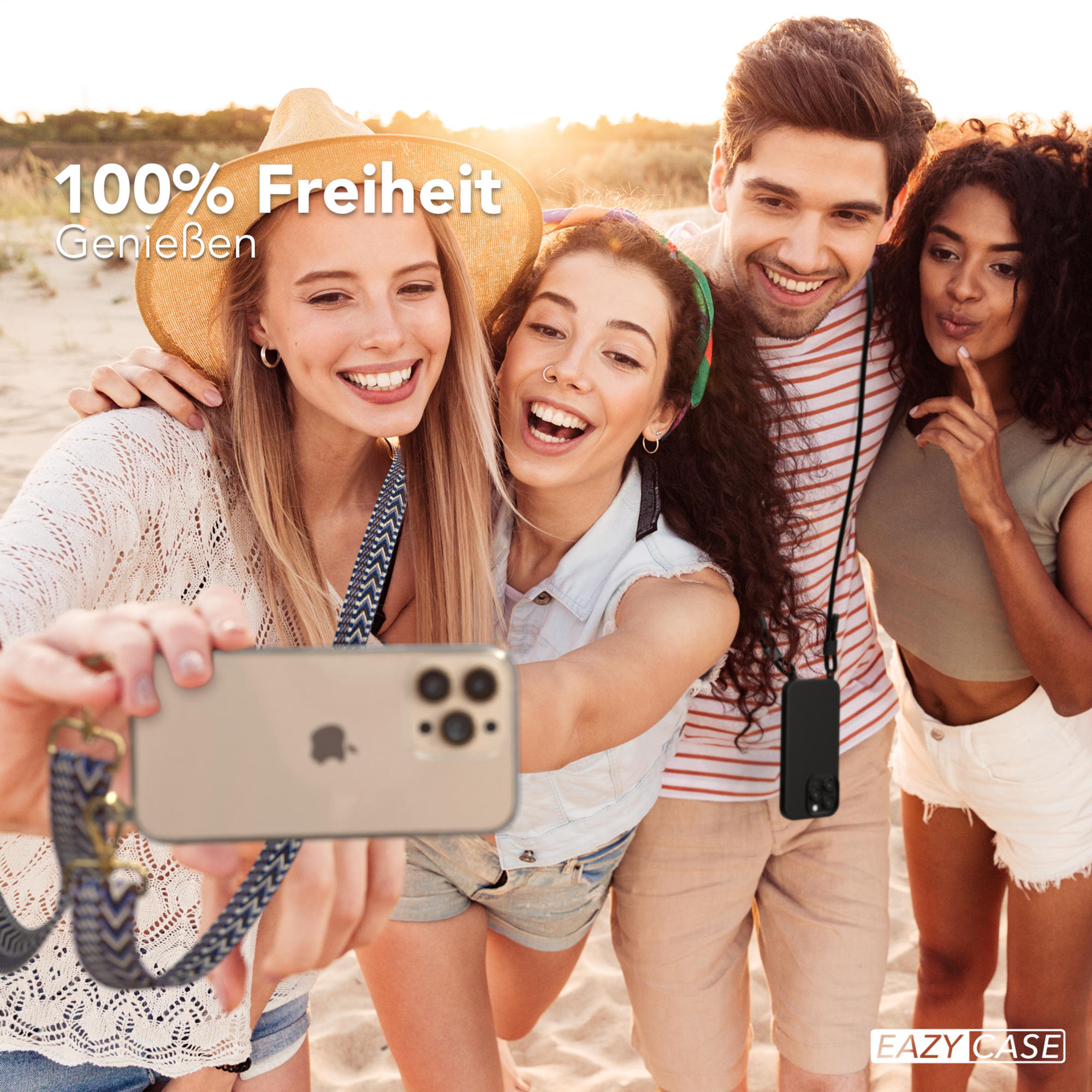 Vier Leute machen ein Selfie. Eine Person hält das Telefon mit einem Band.