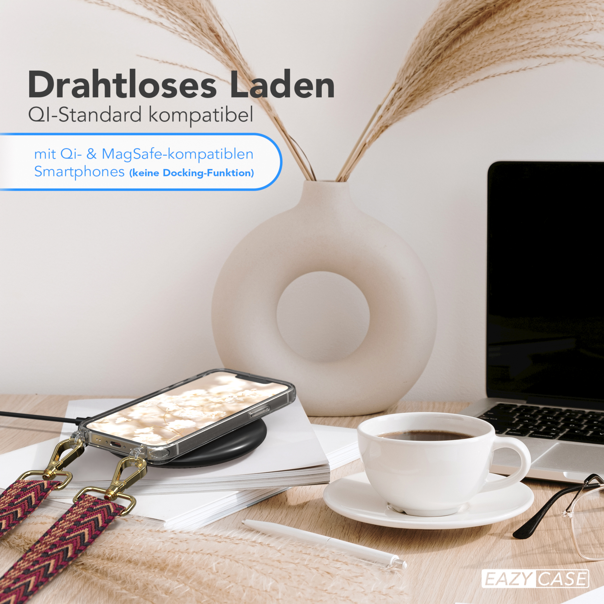 Ein Telefon auf einem Ladepad mit Gurt. Text auf dem Gehäuse lautet 'Drahtloses Laden'. Eine Tasse Kaffee ist da.