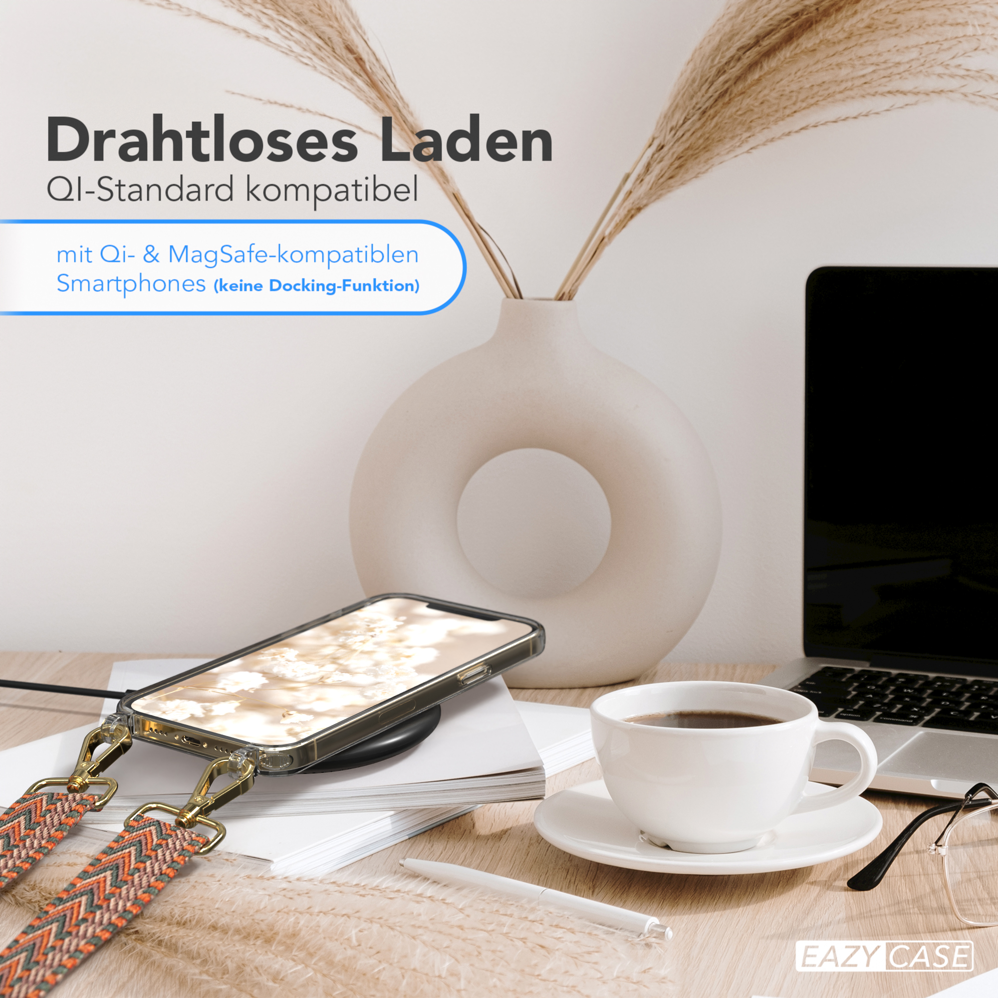 Ein Telefon mit Gurt, das kabellos geladen wird. Es gibt eine Kaffeetasse und eine Vase.