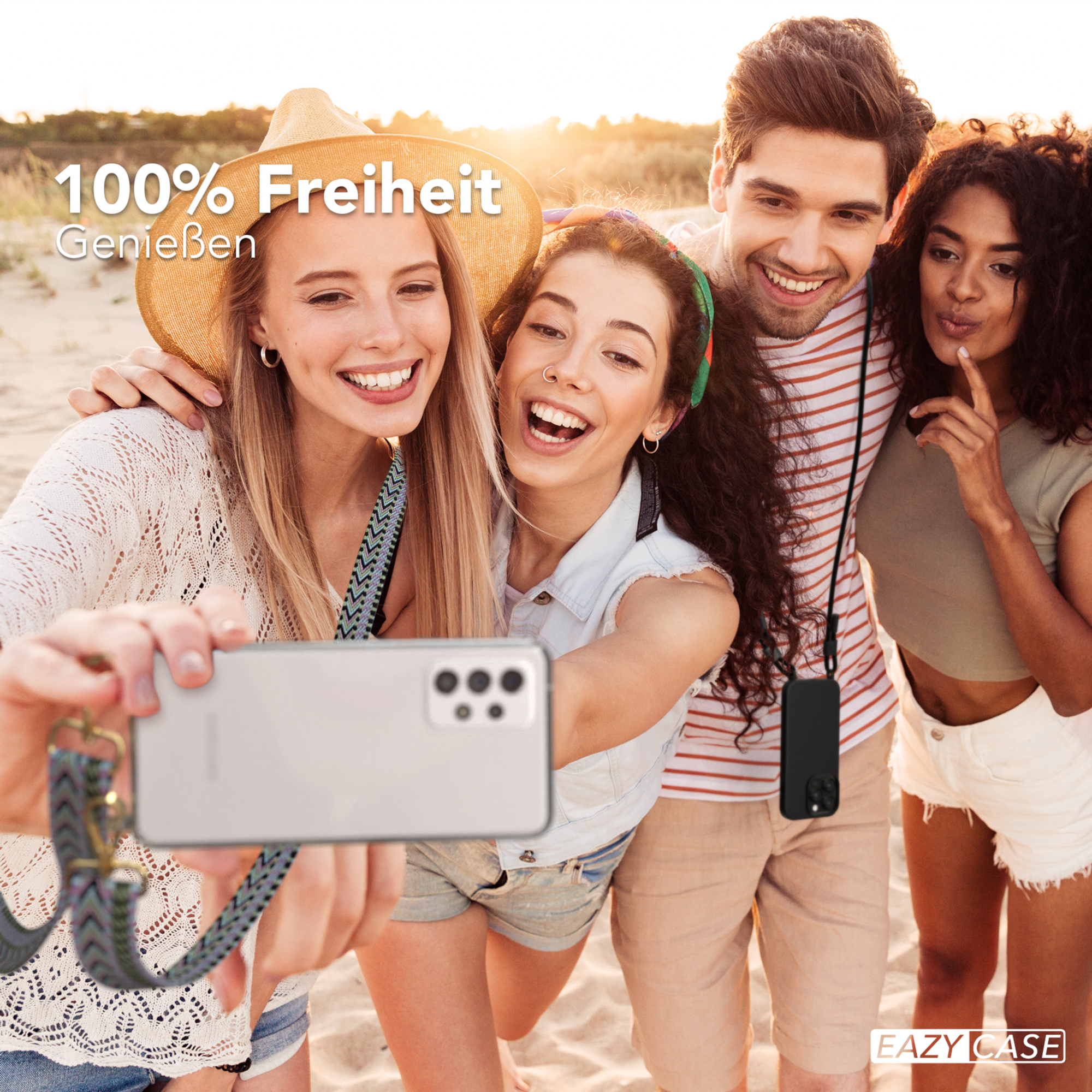 Freunde machen Selfie am Strand, halten Telefone mit Trägern.