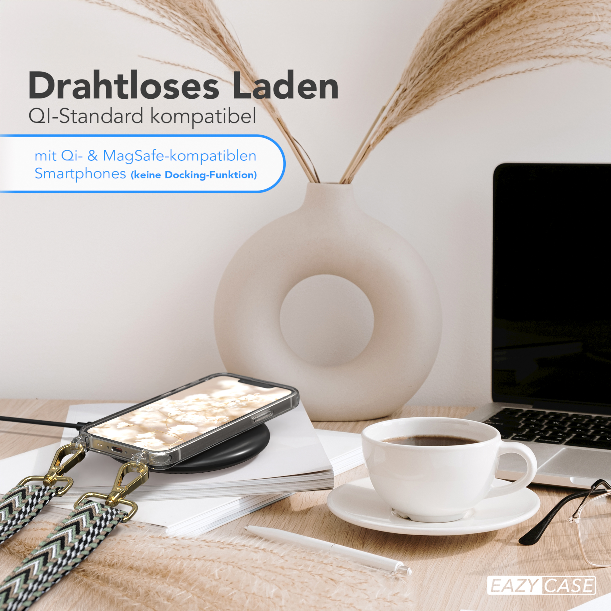 Ein Telefon in einer transparenten Hülle liegt auf einem kabellosen Ladegerät. Eine Tasse Kaffee, ein Stift und Blumen sind ebenfalls zu sehen.