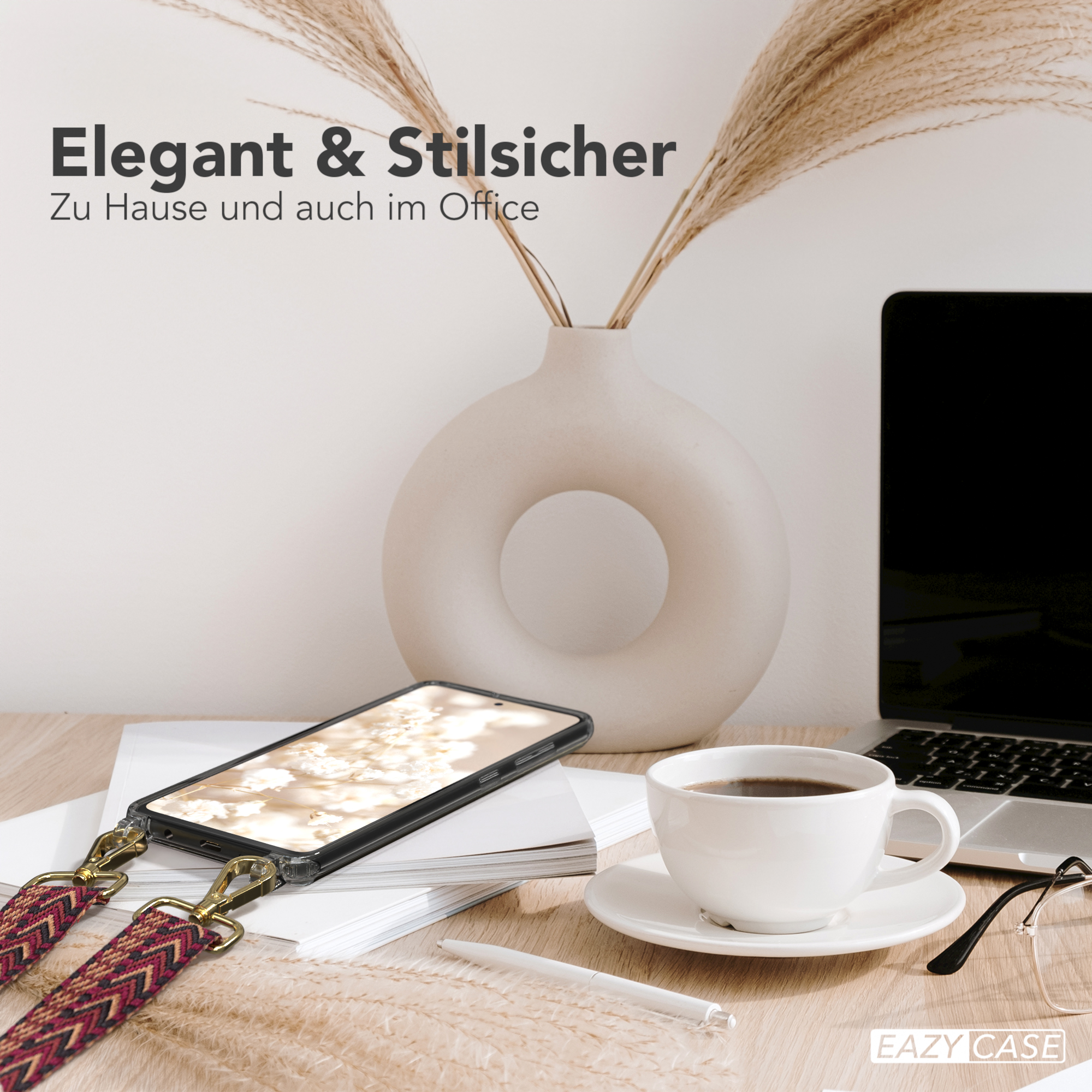 Ein Telefon wird kabellos geladen, mit Kaffeetasse und Laptop auf dem Tisch.