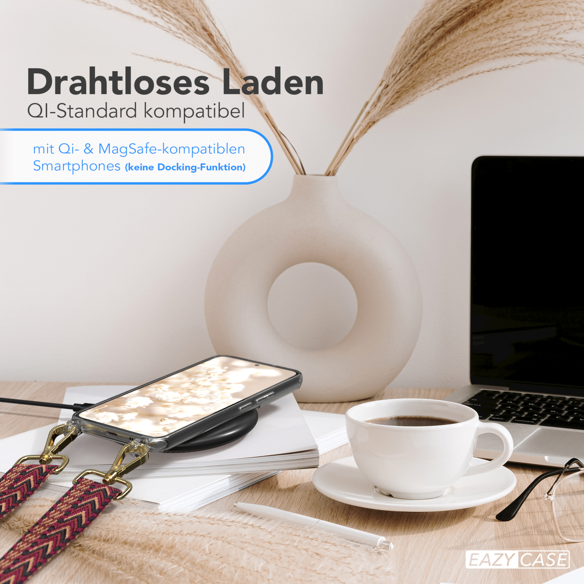Telefon auf Ladegerät, Kaffee, Vase mit Pflanze, Stift. Kabelloses Laden.