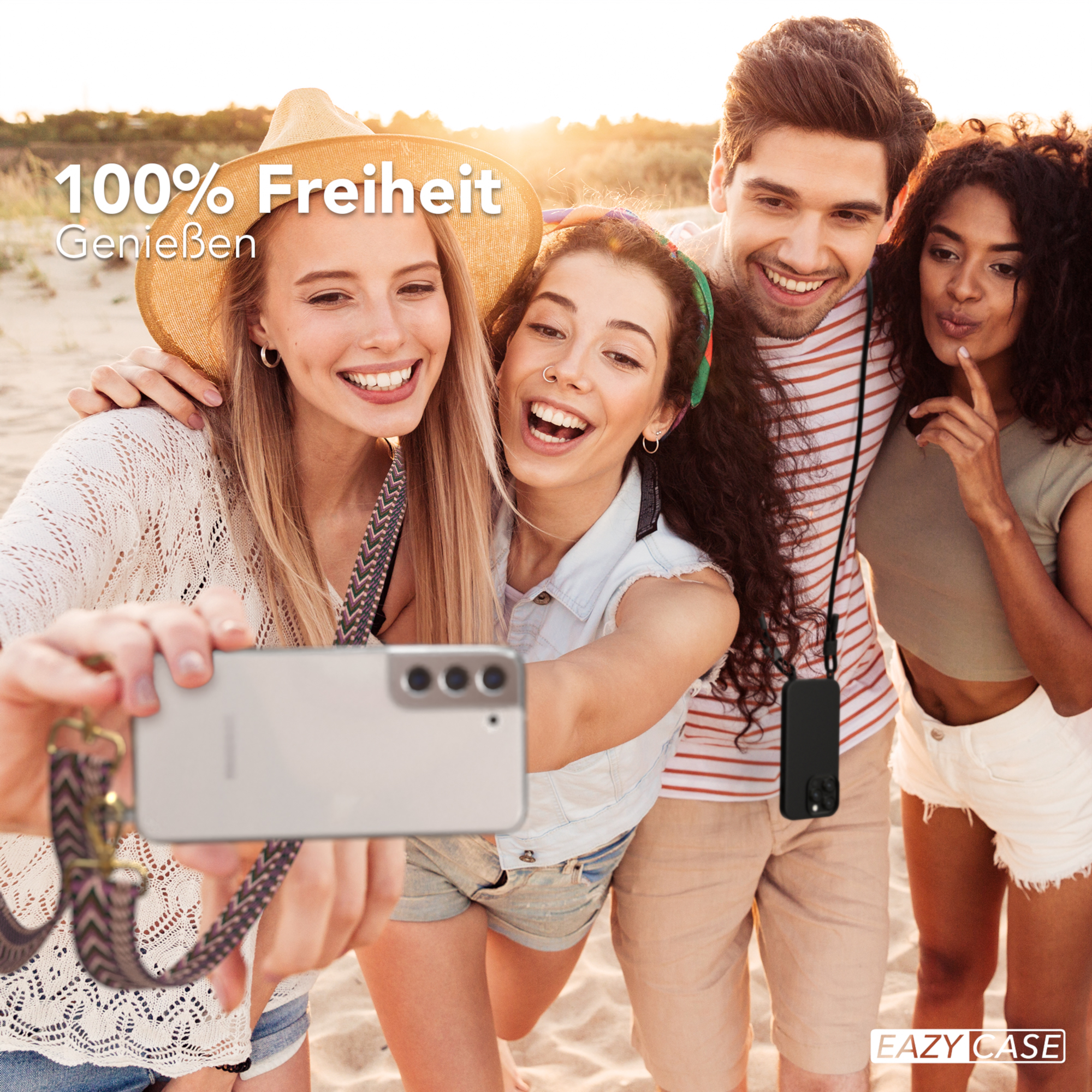 Vier Personen machen ein Selfie am Strand. Text-Overlay: 100% Freiheit.