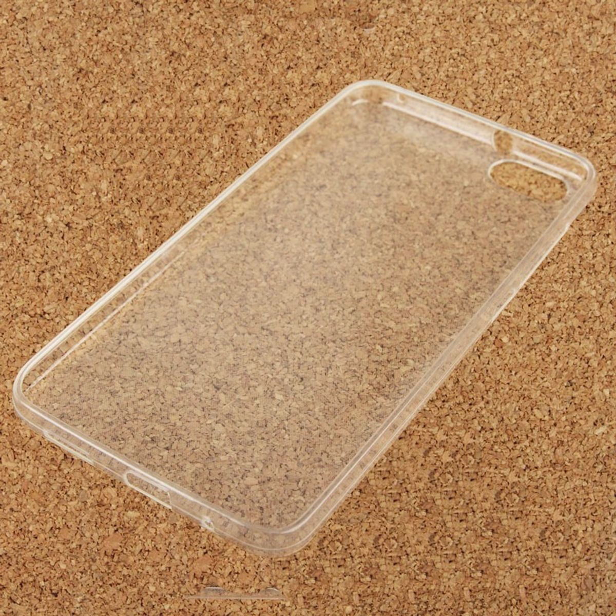 Transparente Handyhülle auf einem Korkbrett-Hintergrund.