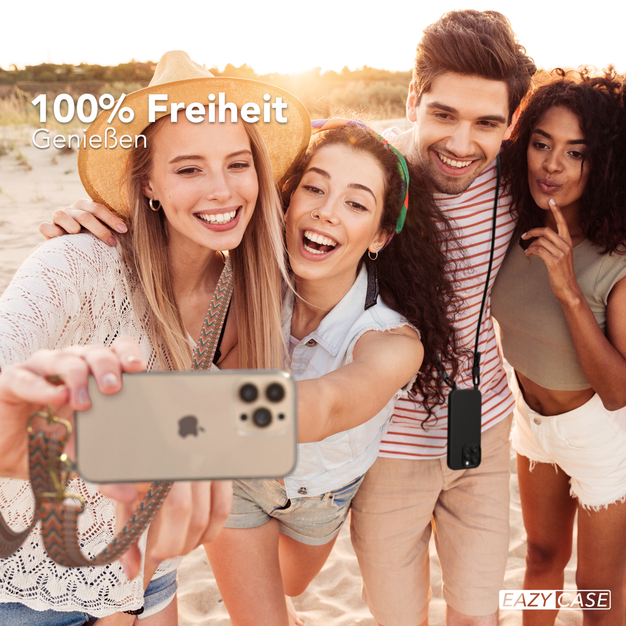 Eine Gruppe von vier Freunden macht ein Selfie am Strand mit einem Telefon mit Riemen.