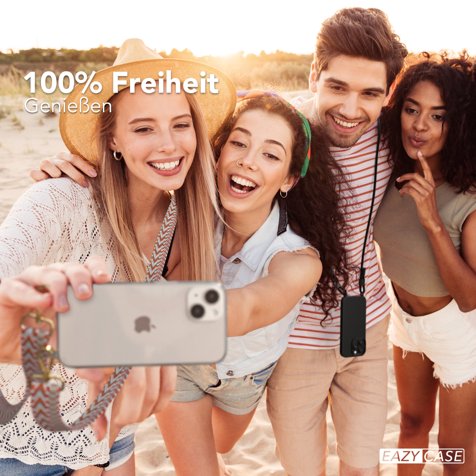 Vier Personen machen Selfie mit Telefon am Gurt am Strand.