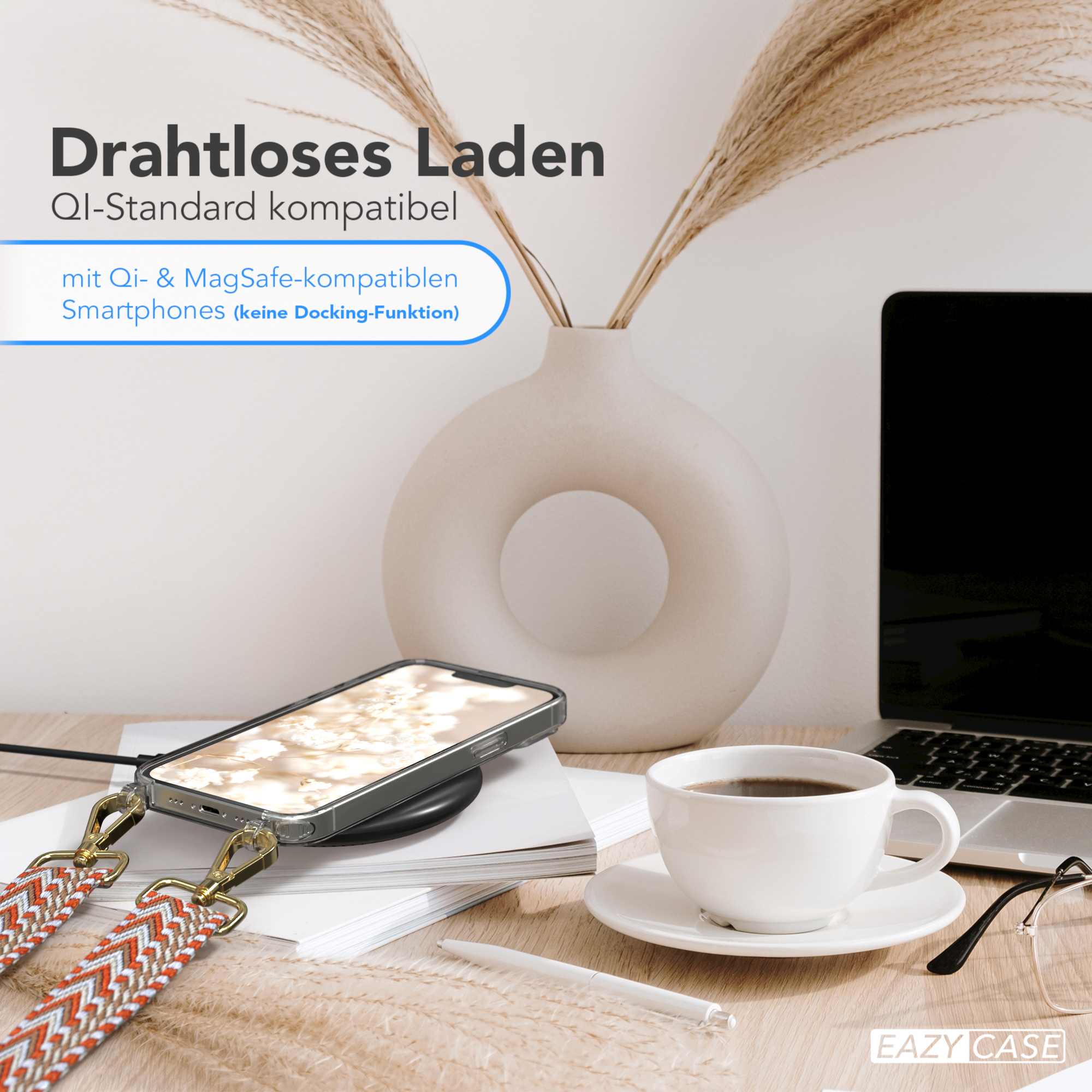 Telefon auf Ladegerät, Kaffee, Stift und Blumen auf dem Schreibtisch. Text: Kabelloses Laden.