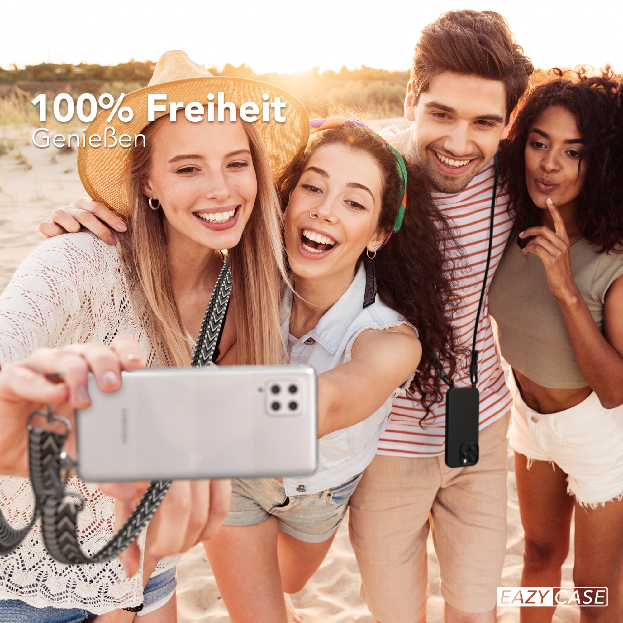 Eine Gruppe von vier Personen macht ein Selfie, mit Handyhülle und Gurt sichtbar.