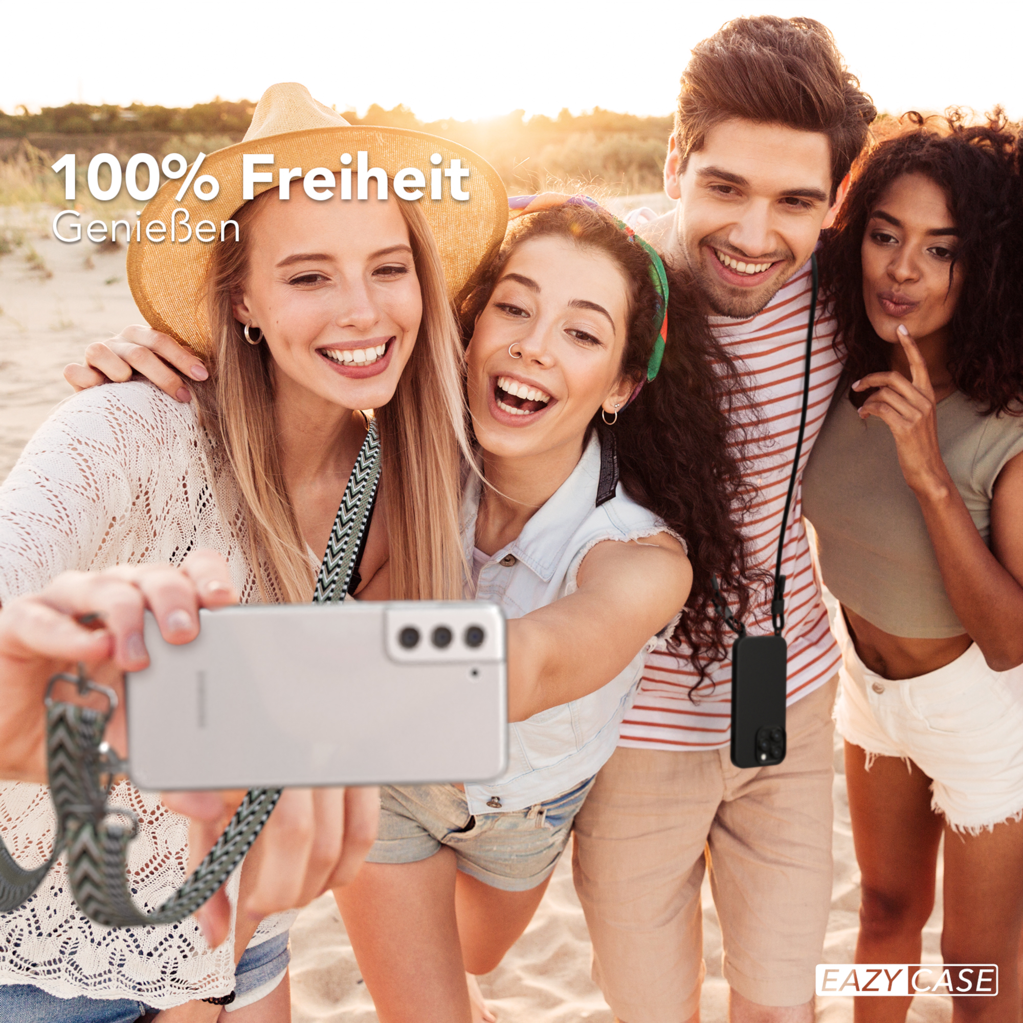 Vier Personen machen Selfie am Strand. Sie halten ein Telefon mit einem Gurt.