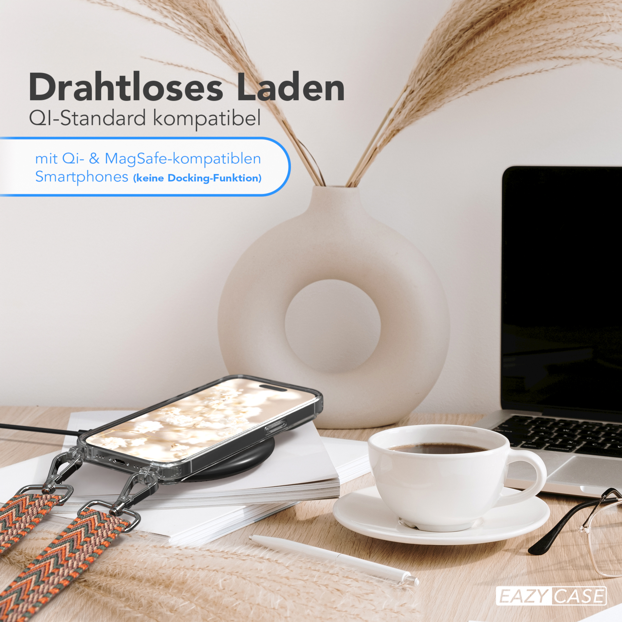 Telefon auf kabellosem Ladegerät, Kaffeetasse, Laptop und Dekopflanze auf Holzschreibtisch.