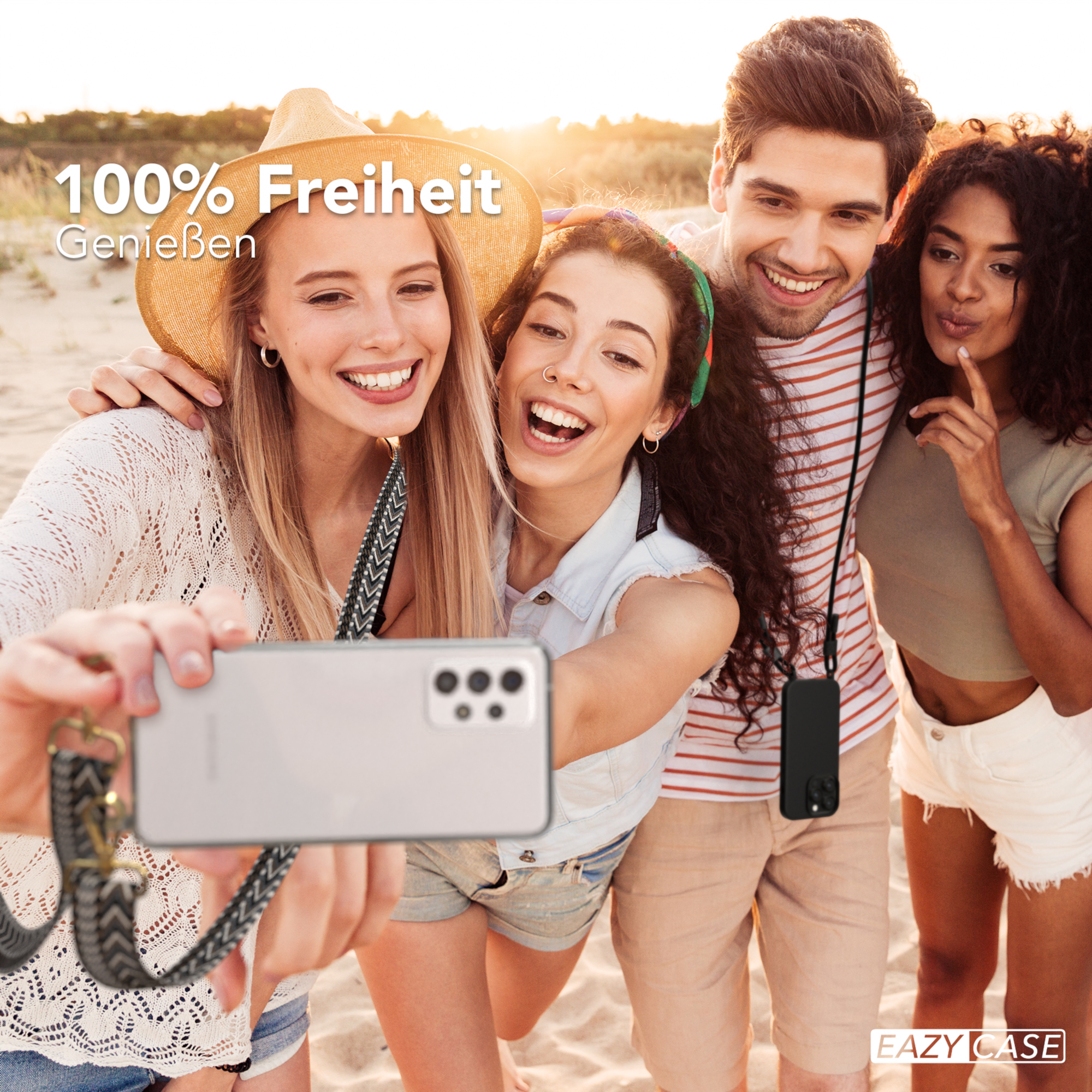 Freundesgruppe macht Selfie mit Handy und Handyhülle.