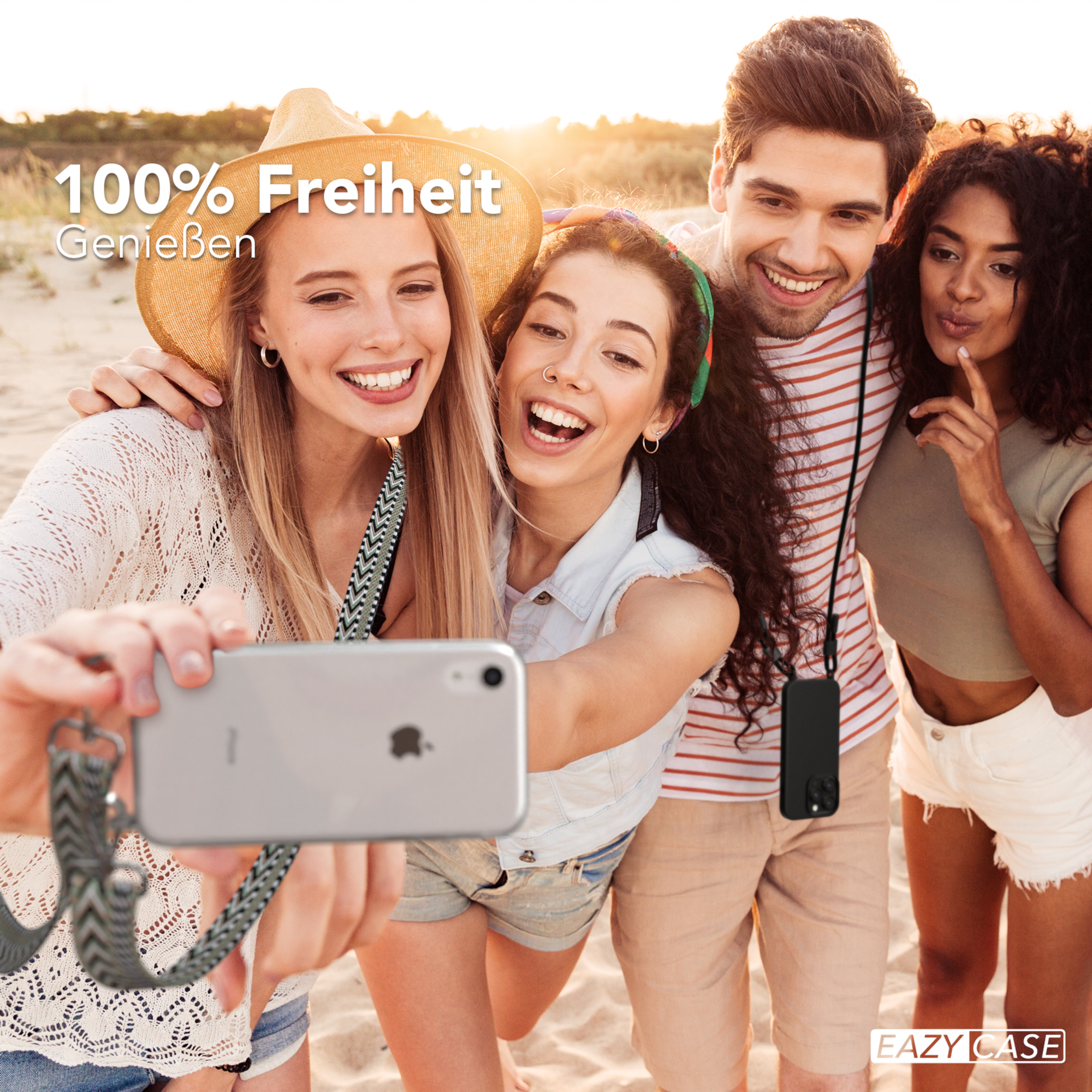 Freundesgruppe macht Selfie am Strand. Telefon mit Riemen. Text: 100% Freiheit. Genieße den Moment.