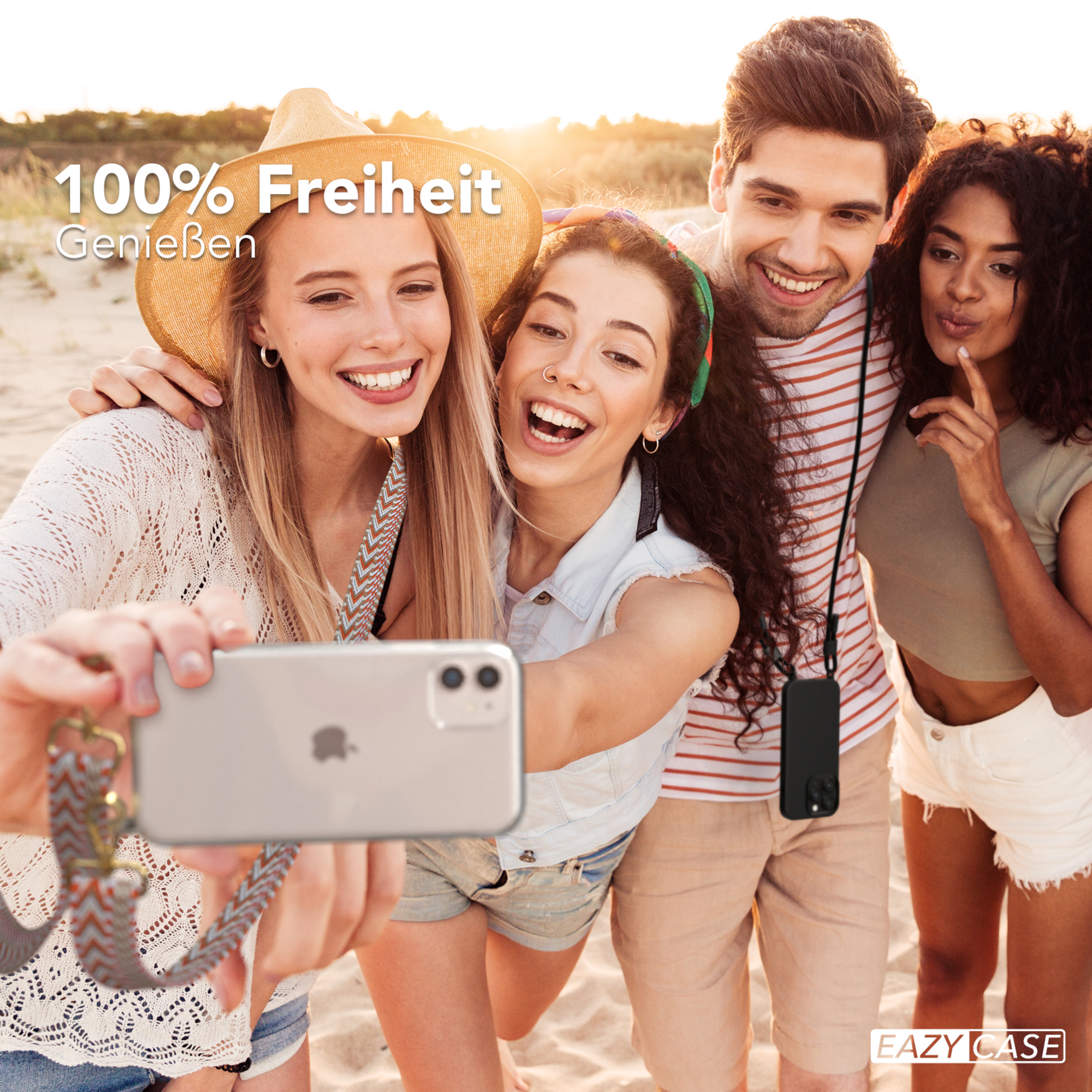 Gruppe von vier lächelnden Menschen am Strand, die ein Selfie machen.