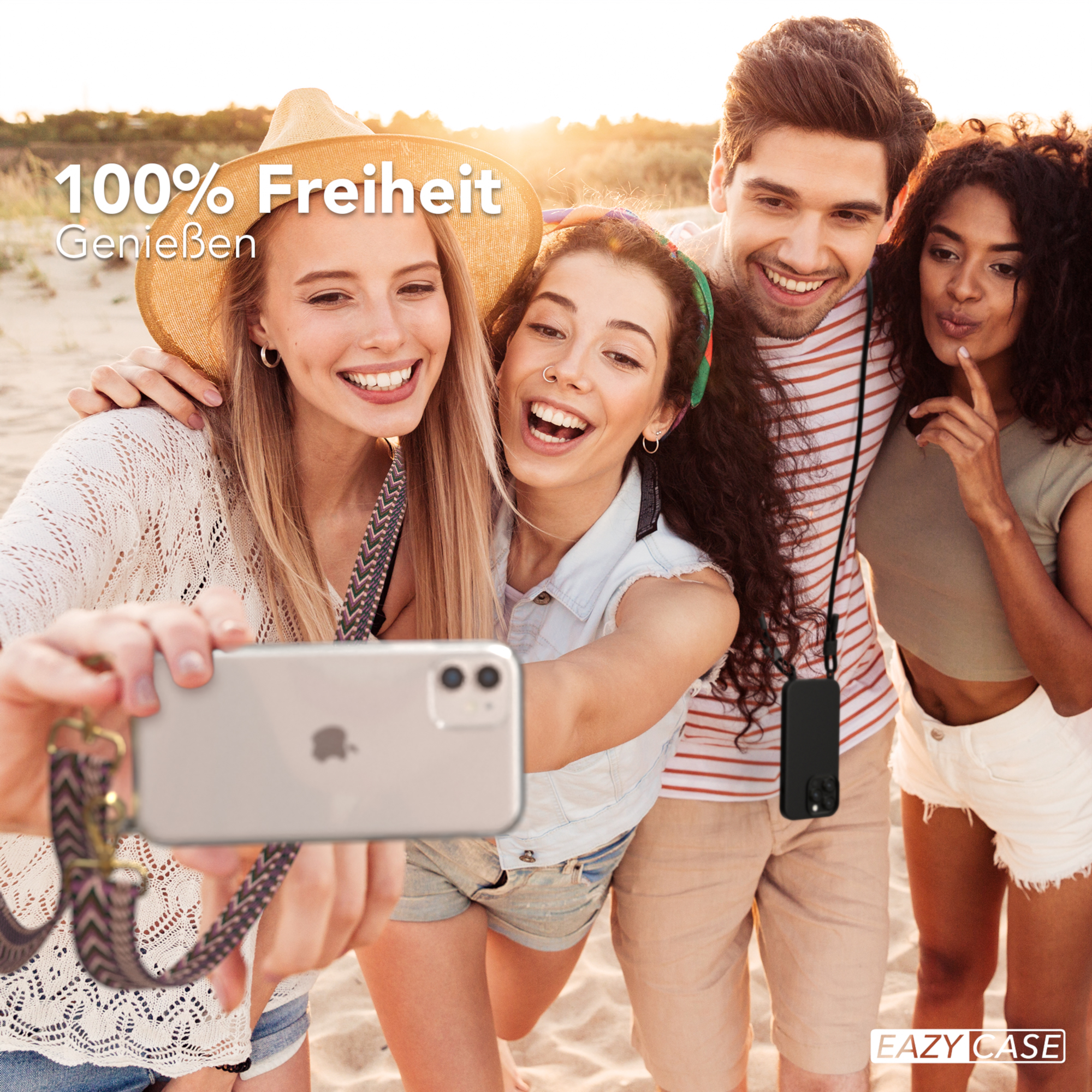 Vier Freunde machen ein Selfie am Strand und lächeln. Der Text oben lautet 100% Freiheit.
