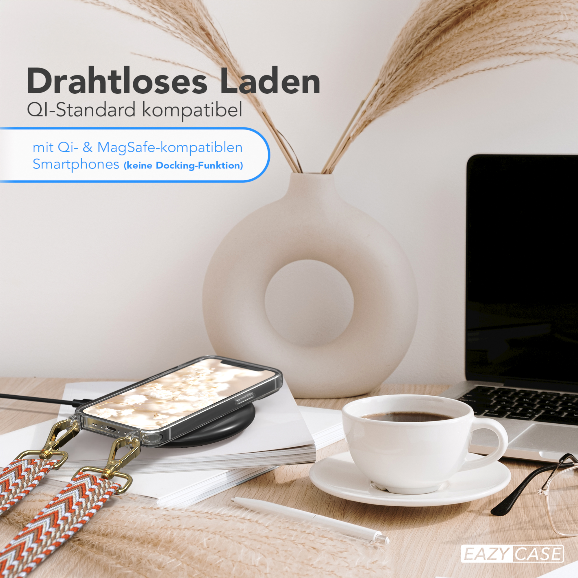 Telefon auf kabellosem Ladegerät, Kaffee und Vase mit Pflanzen auf Holzschreibtisch.