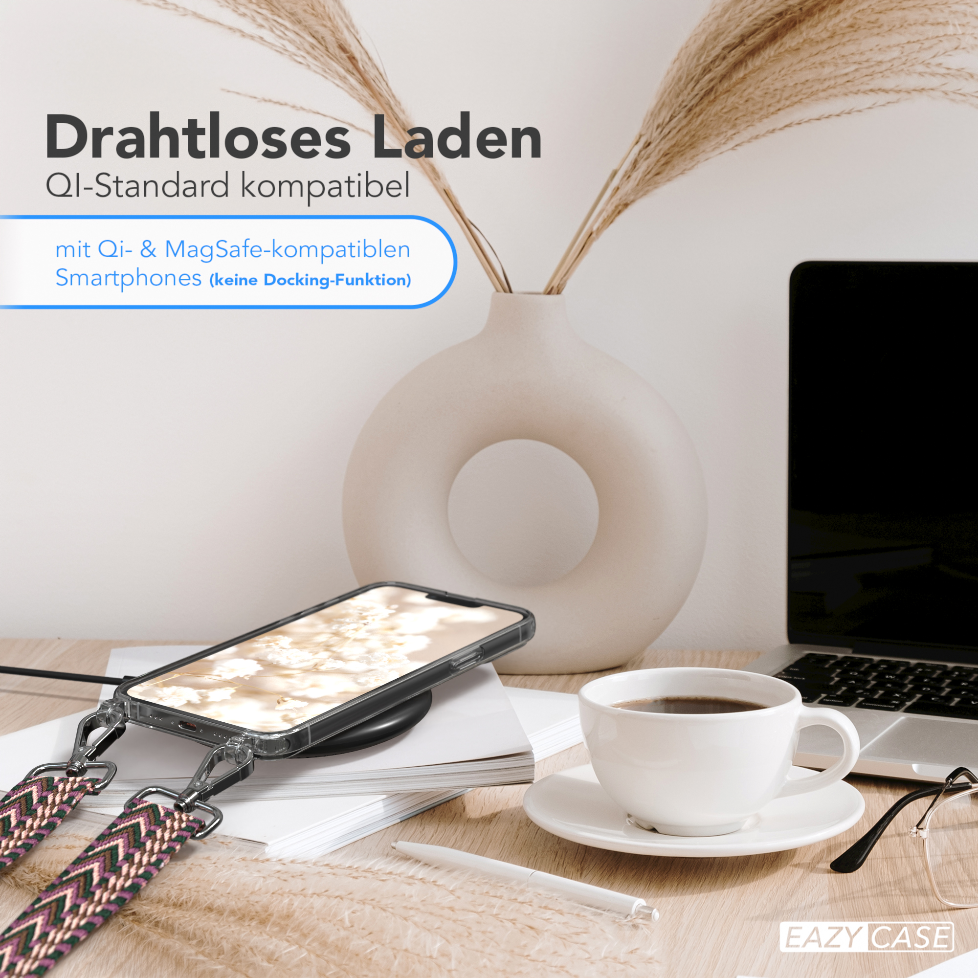 Telefon auf kabellosem Ladegerät, mit Tasse, Stift und Vase auf einem Holzschreibtisch.