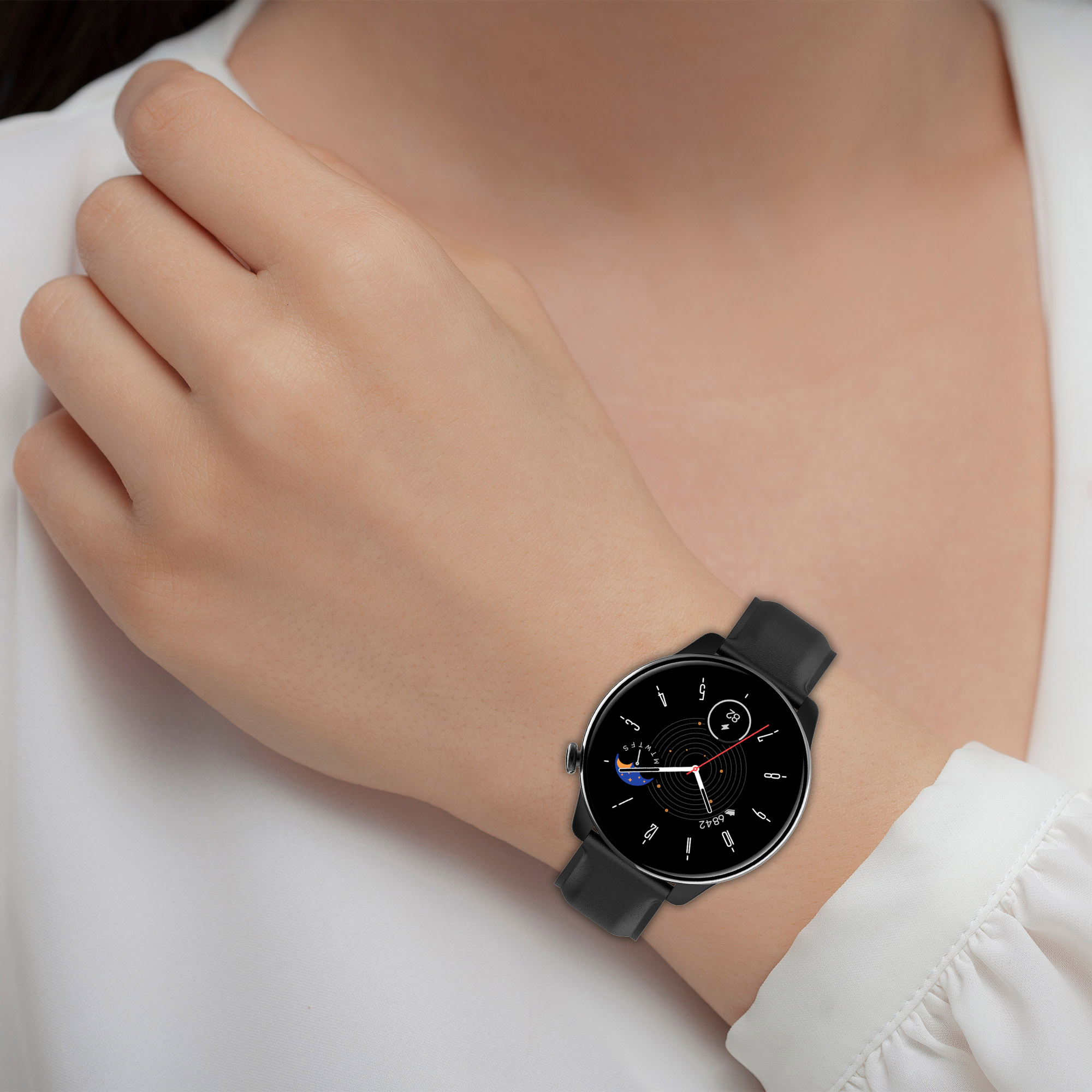 Nahaufnahme einer Frau, die eine schwarze Smartwatch trägt. Die Uhr hat ein schwarzes Zifferblatt mit weißen Zahlen.