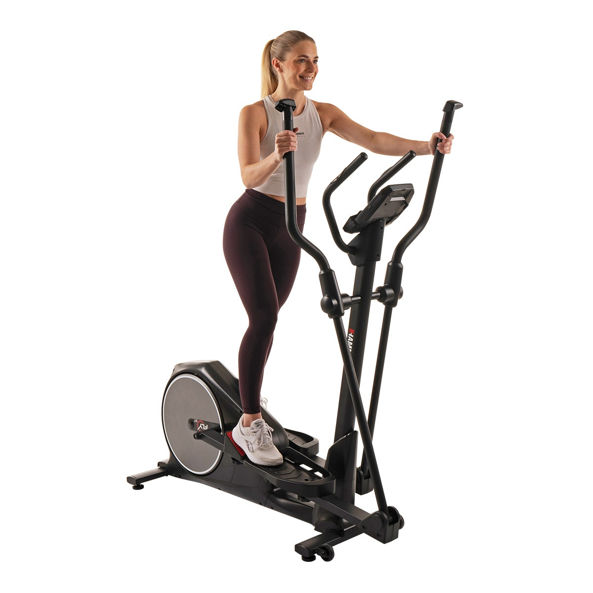 Eine Frau in Sportkleidung trainiert auf einem Crosstrainer. Weißer Hintergrund.