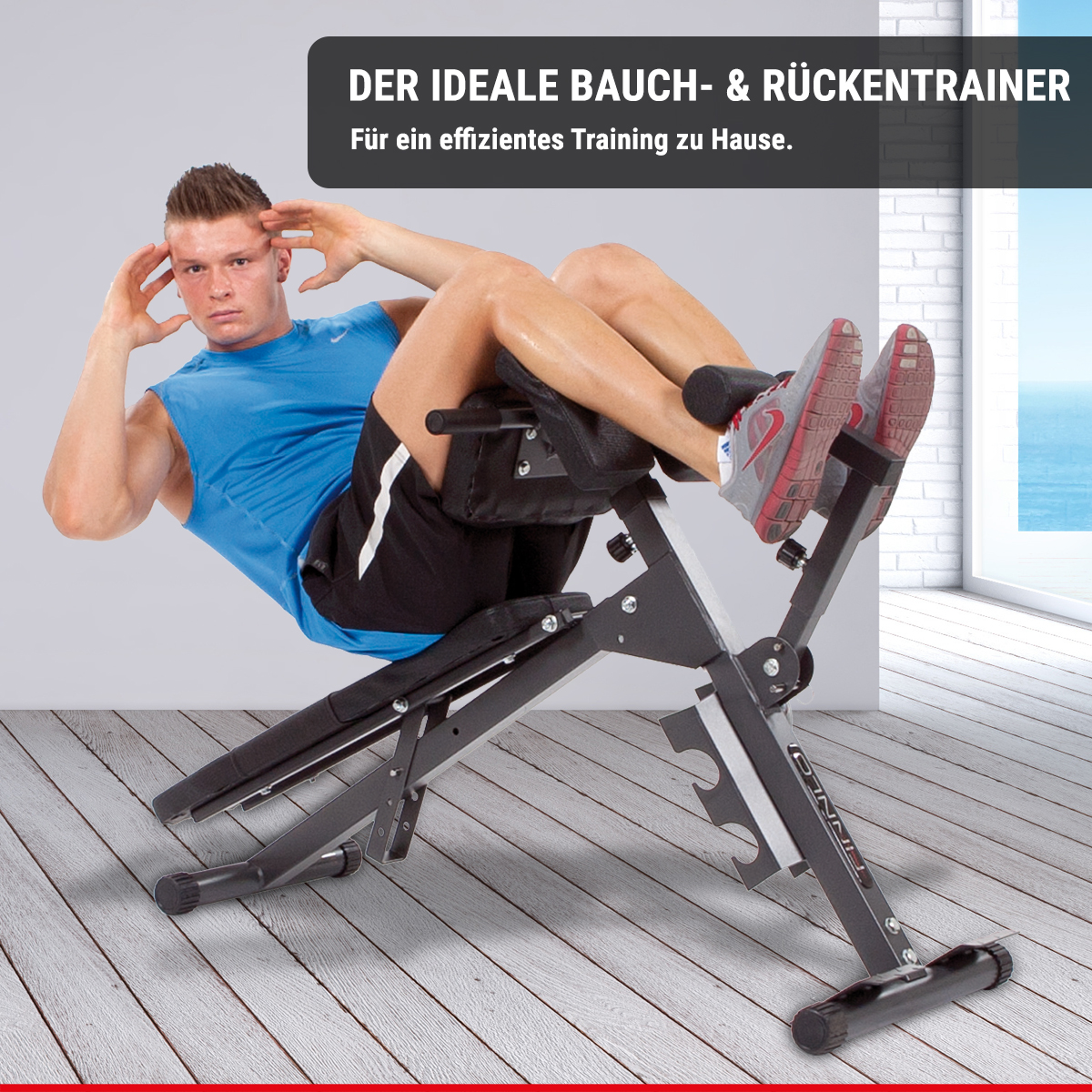 Mann trainiert auf einer Bank. Er macht Sit-ups mit einer Gewichtsmaschine in einem Fitnessstudio.