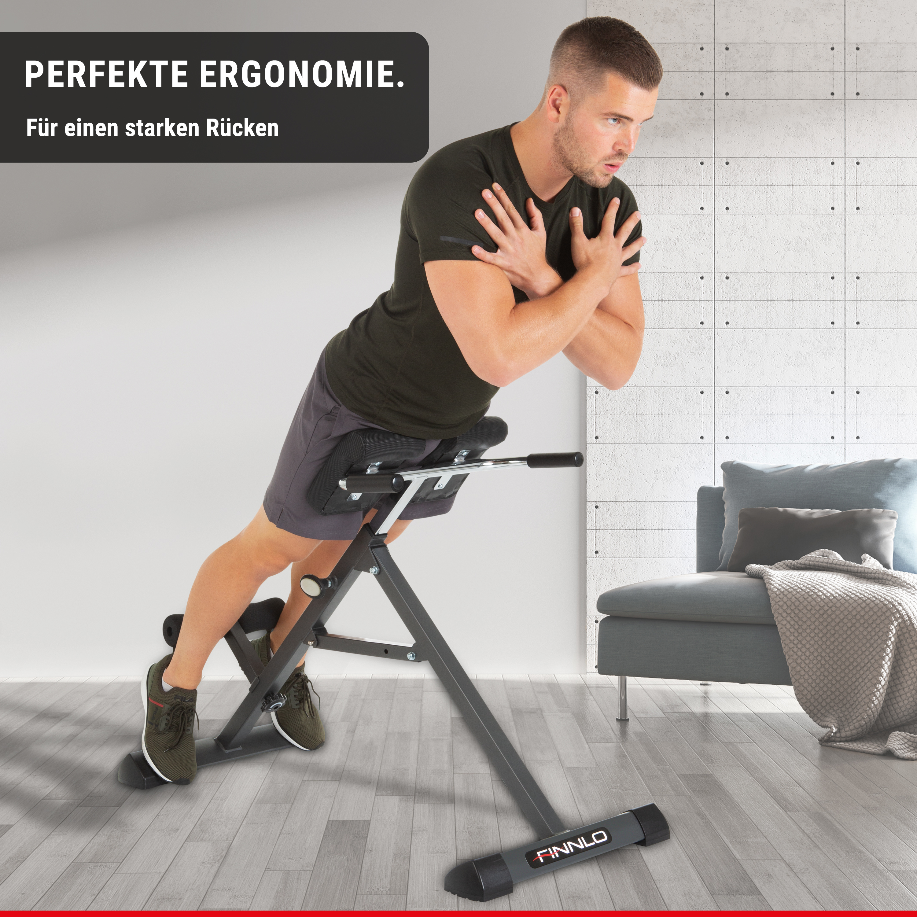 Mann trainiert auf einer FINNLO Hyperextensionsbank. Graue Couch und Wand im Hintergrund.