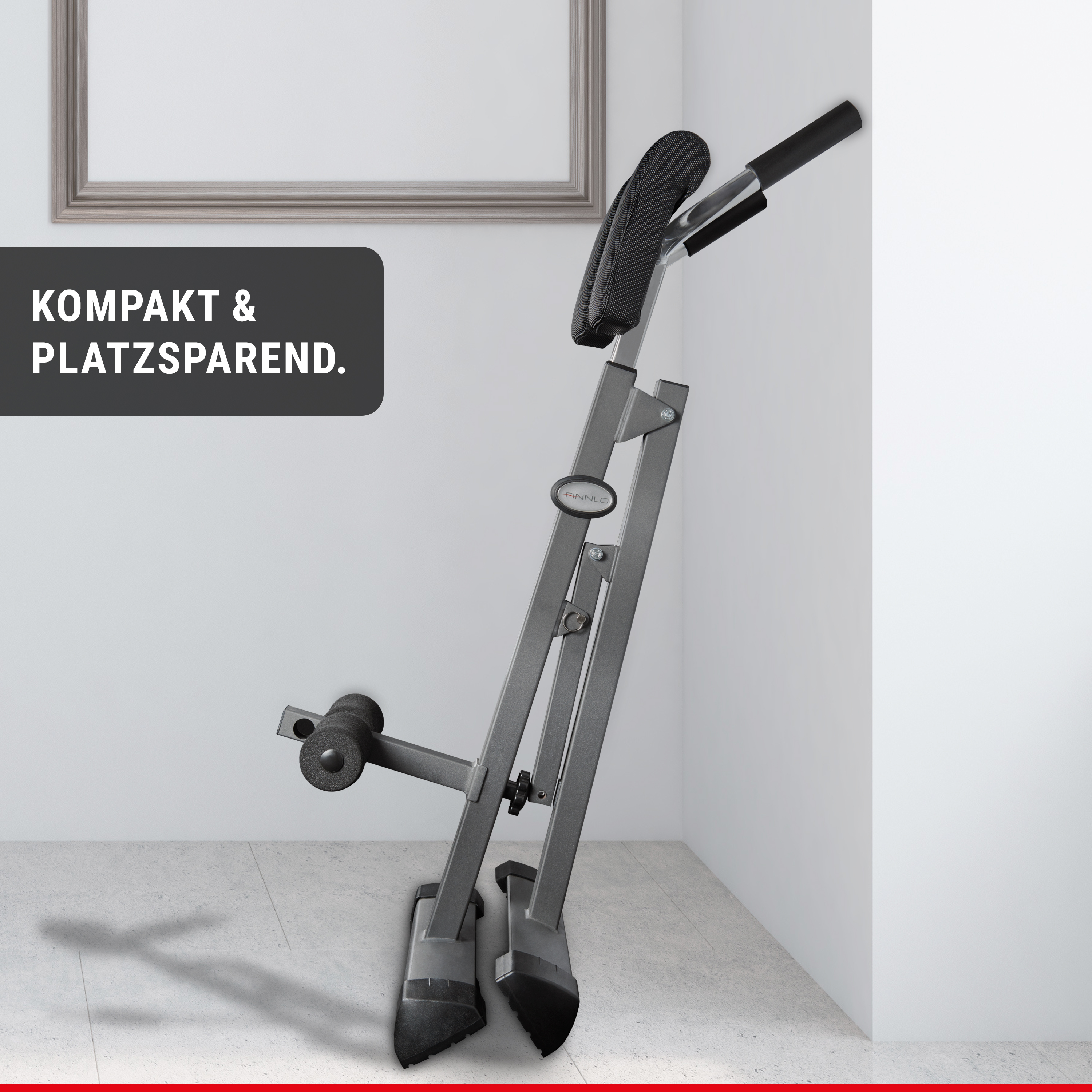 Gefaltetes Trainingsgerät, das an einer weißen Wand lehnt. Text links: KOMPAKT & PLATZSPAREND.