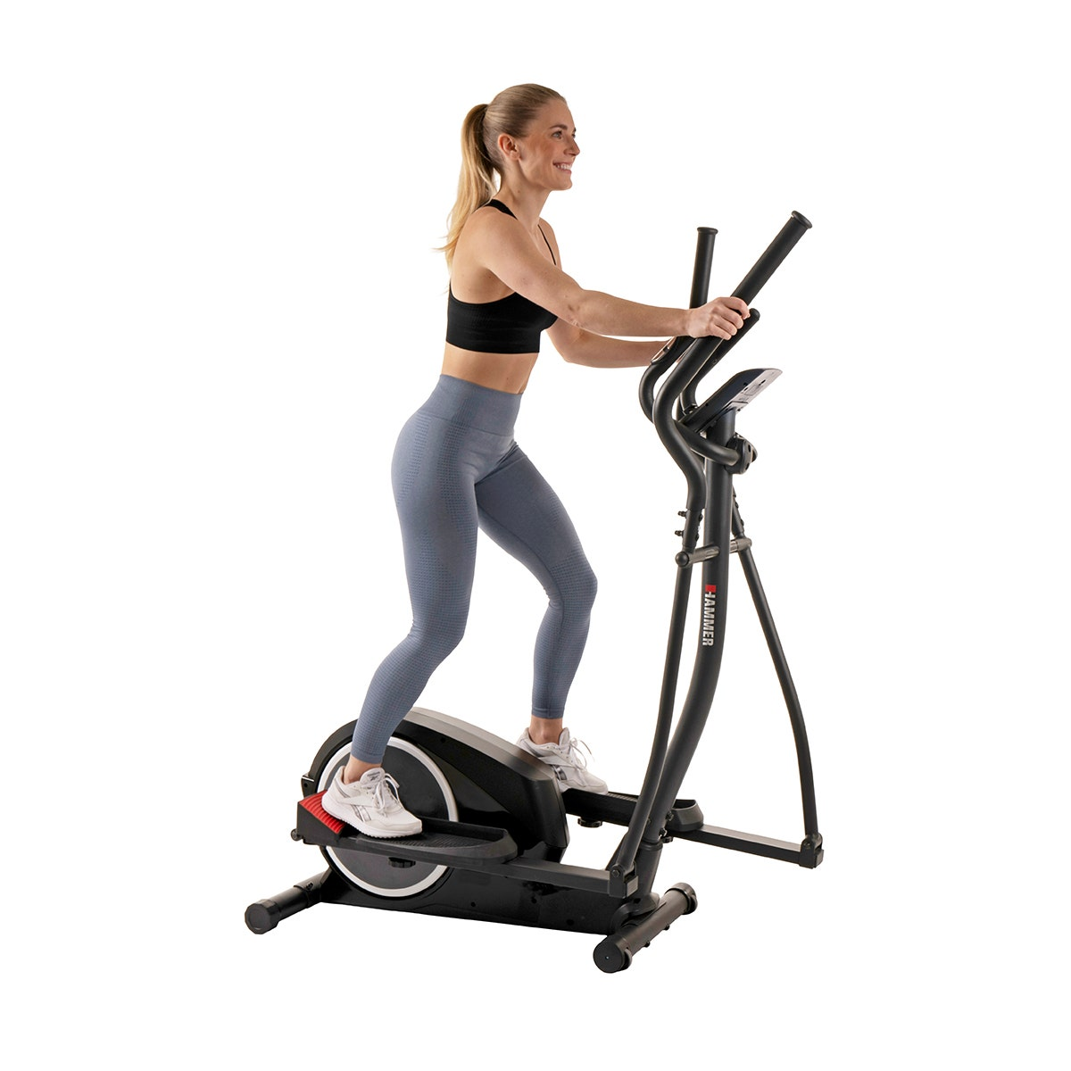 Eine Frau benutzt ein Ellipsentrainer im Fitnessstudio.