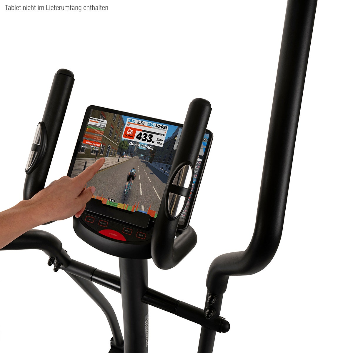 Ein Tablet, das eine Radfahrsimulation anzeigt, befindet sich auf einem Crosstrainer. Eine Hand berührt den Bildschirm.