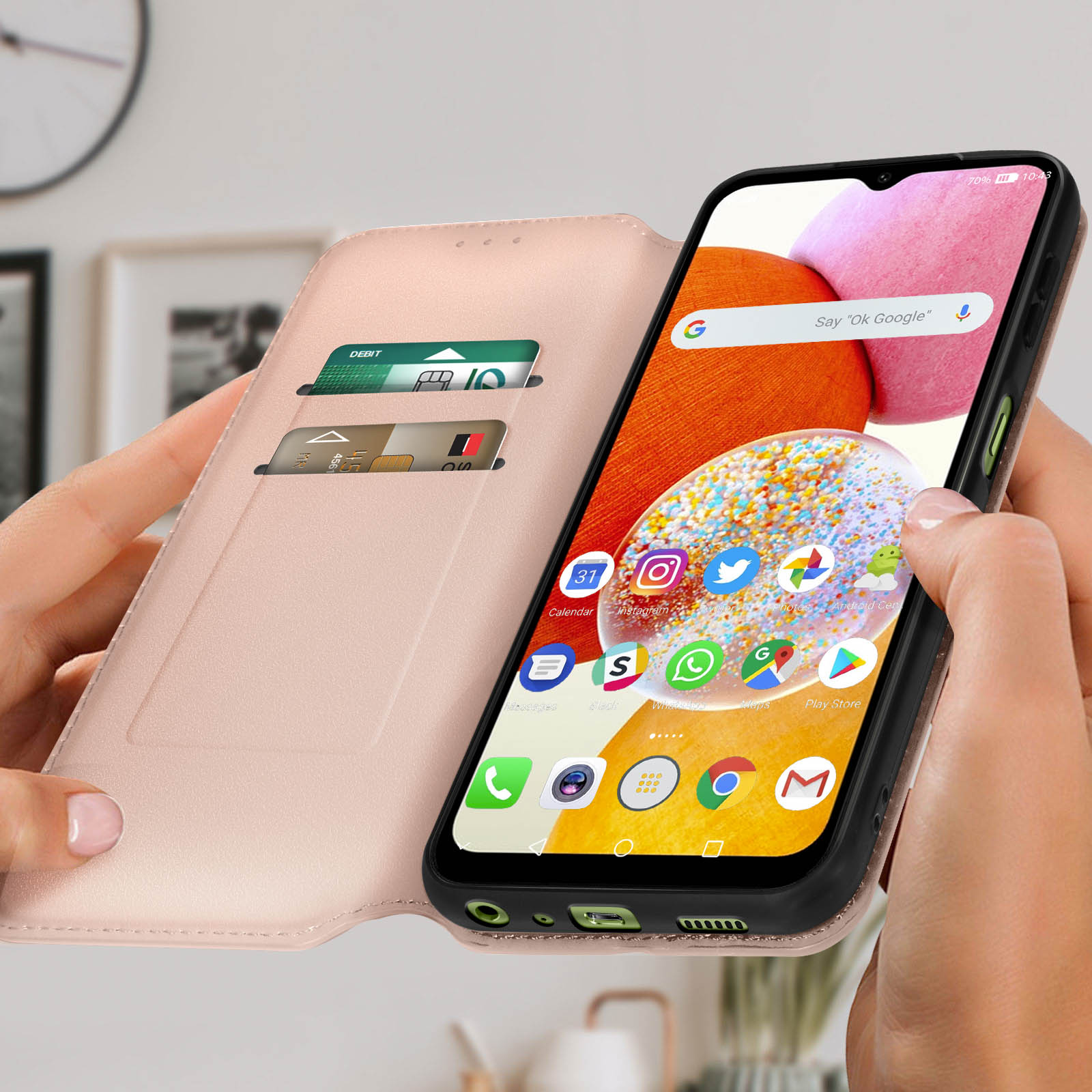Uno smartphone in una custodia a portafoglio rosa, aperto, che mostra app e carte.