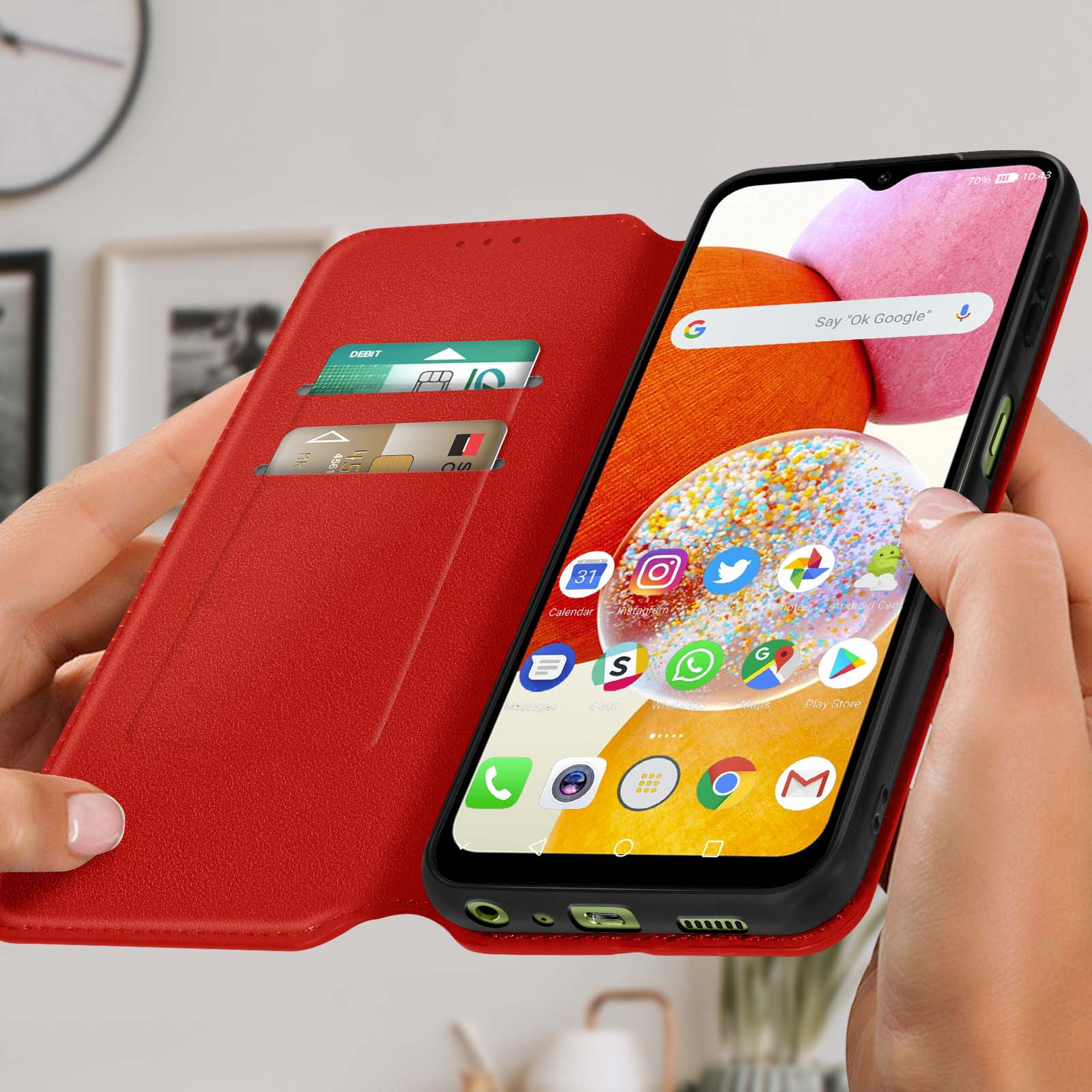 Una custodia rossa per telefono con un telefono che mostra una schermata iniziale con app.