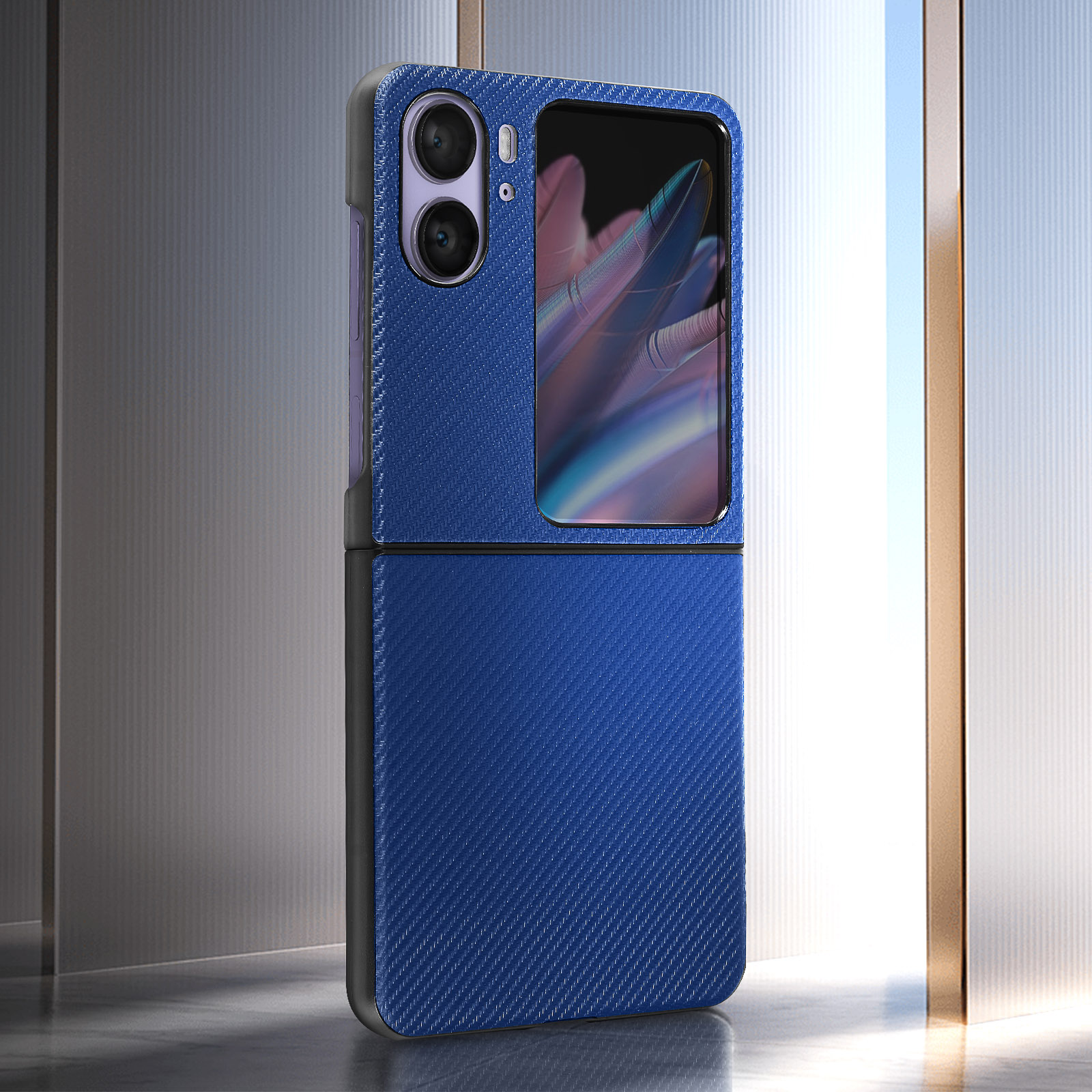 Custodia blu con trama, copre telefono piegato, su sfondo metallico.