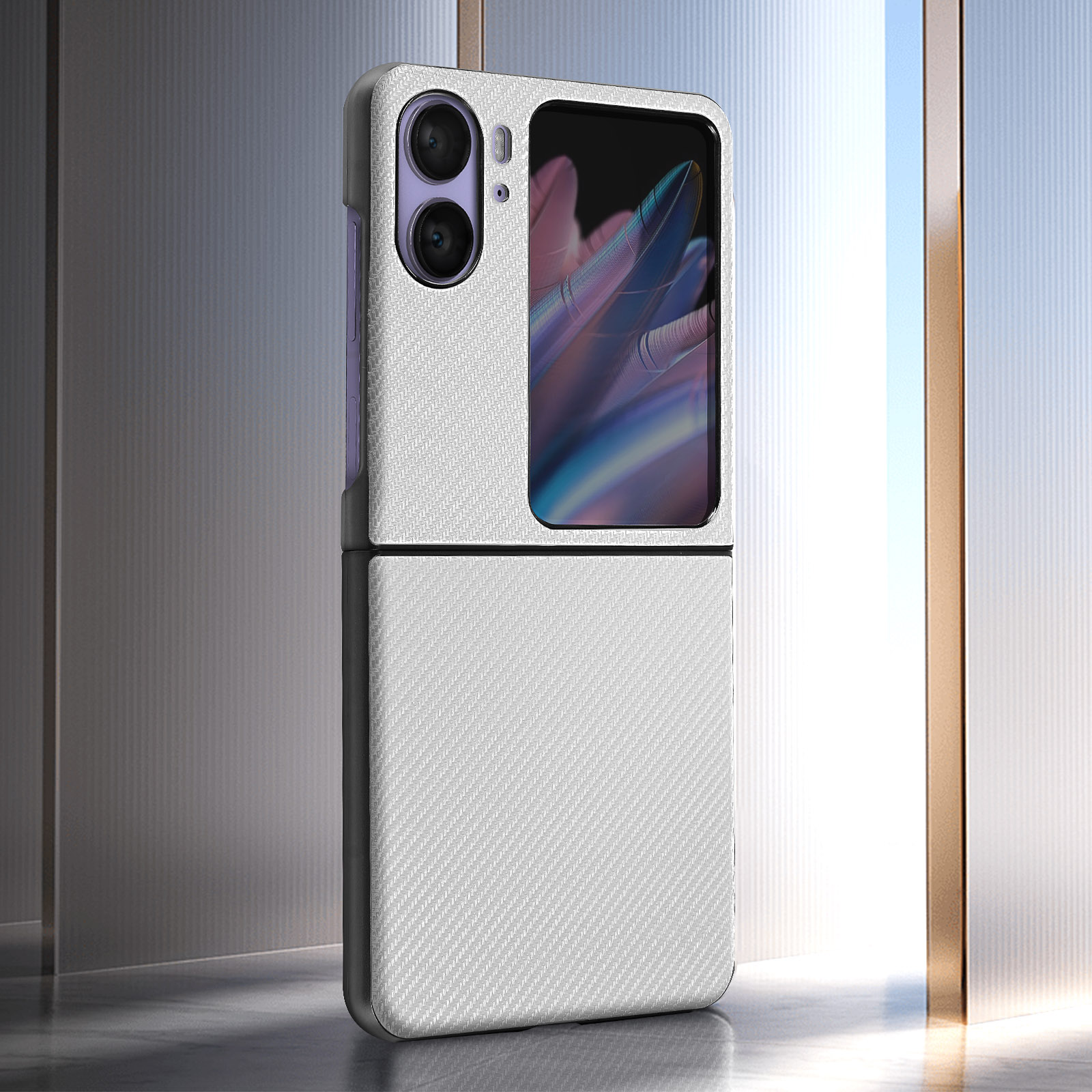 Smartphone pieghevole in custodia grigio chiaro, con immagine sullo schermo.