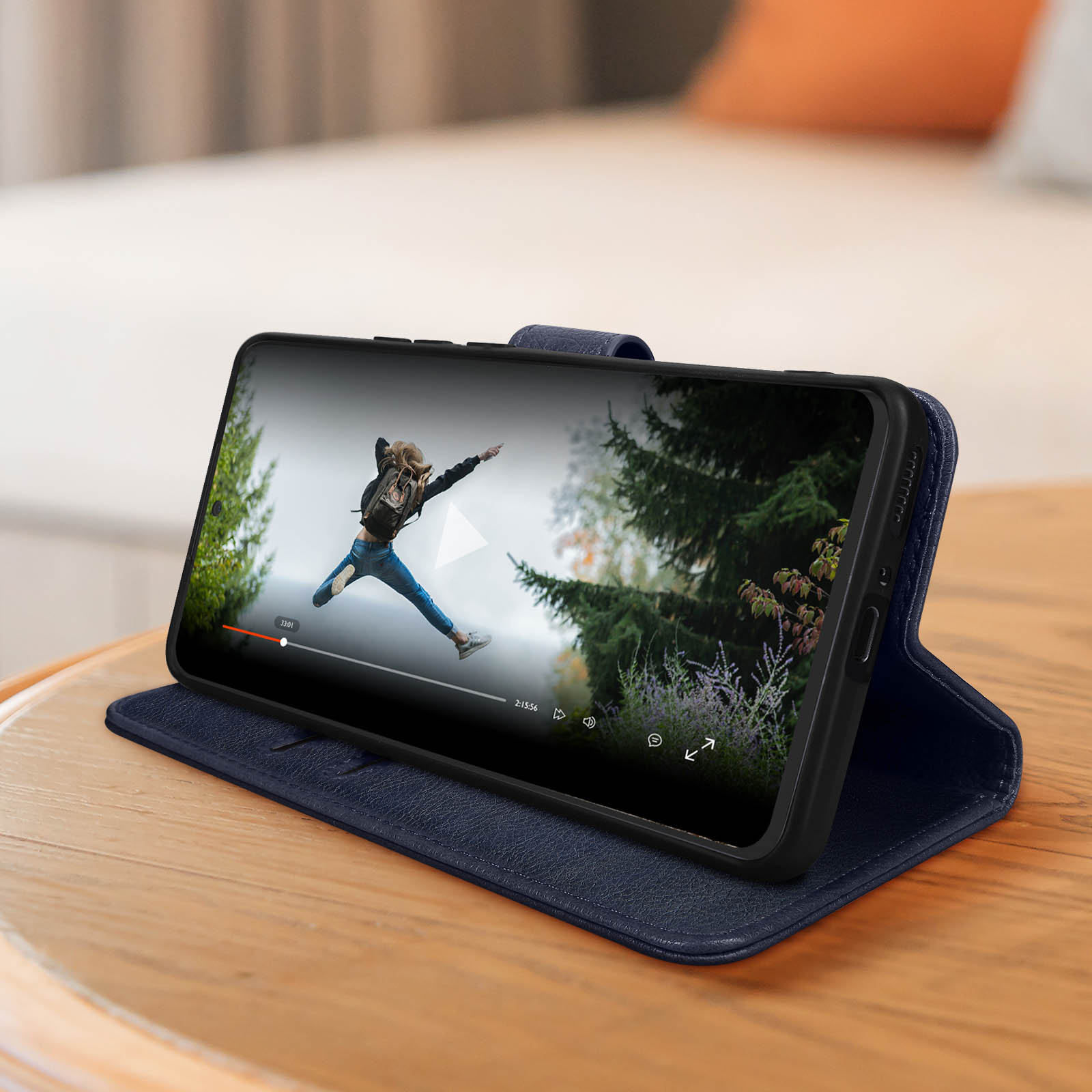 Smartphone dans un étui folio affichant une vidéo d'une personne sautant.