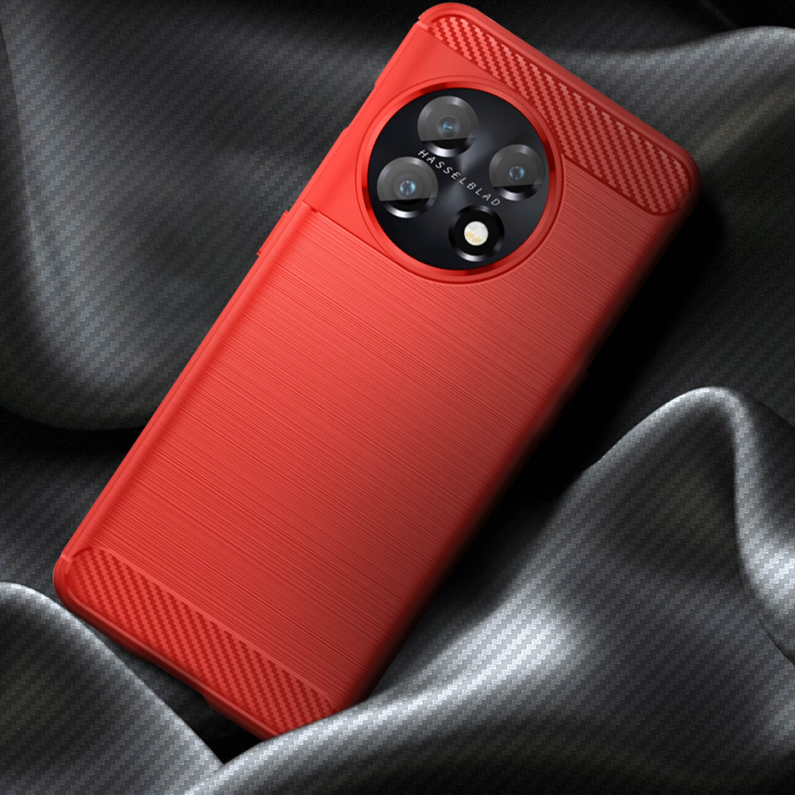 Custodia rossa per telefono con fori multipli per fotocamera, su superficie strutturata.