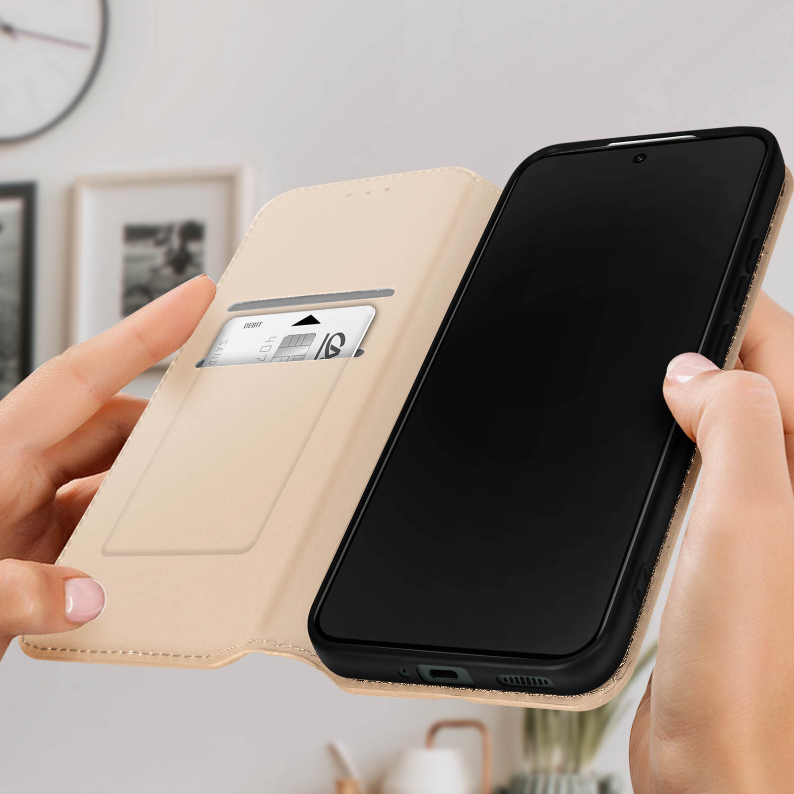 Telefon in einer beigefarbenen Geldbörsenhülle, mit einer Kreditkarte im Schlitz. Hand, die das Telefon hält.