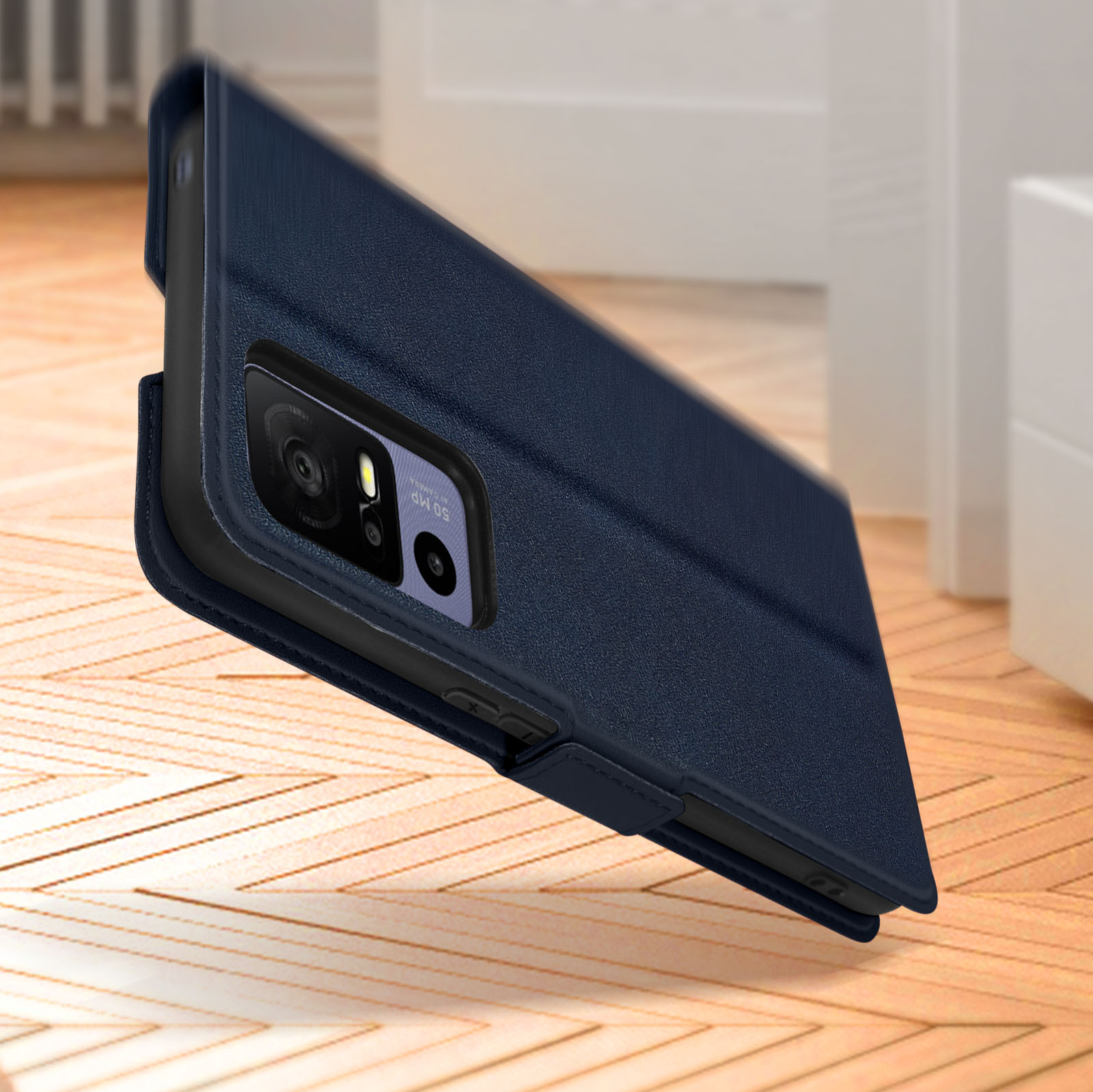 Custodia per telefono blu con un telefono. La custodia è aperta, mostrando il telefono. Pavimento in legno e parete bianca sullo sfondo.
