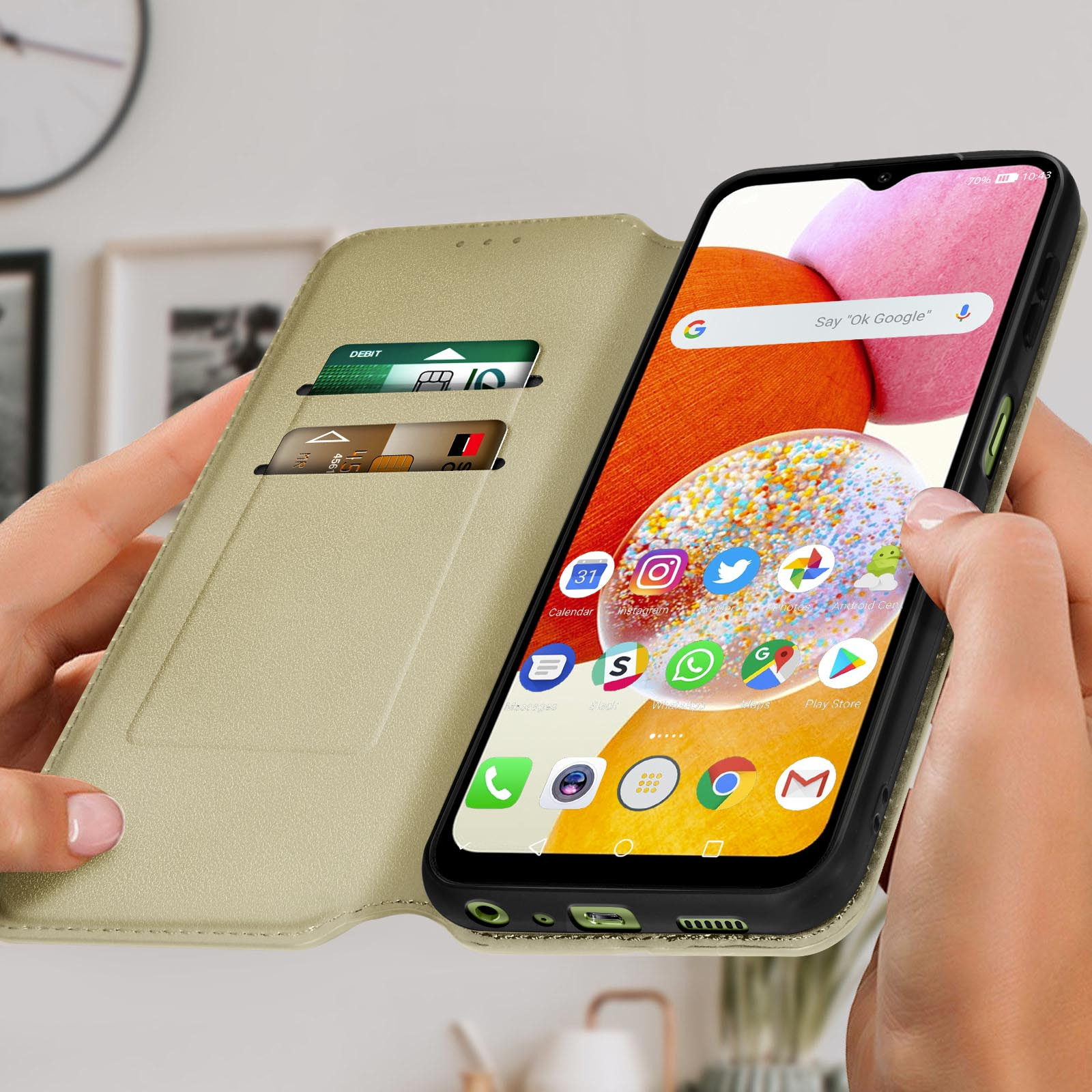 Een persoon die een telefoon vasthoudt in een hoesje met creditcards zichtbaar erin. De telefoon toont app-pictogrammen.