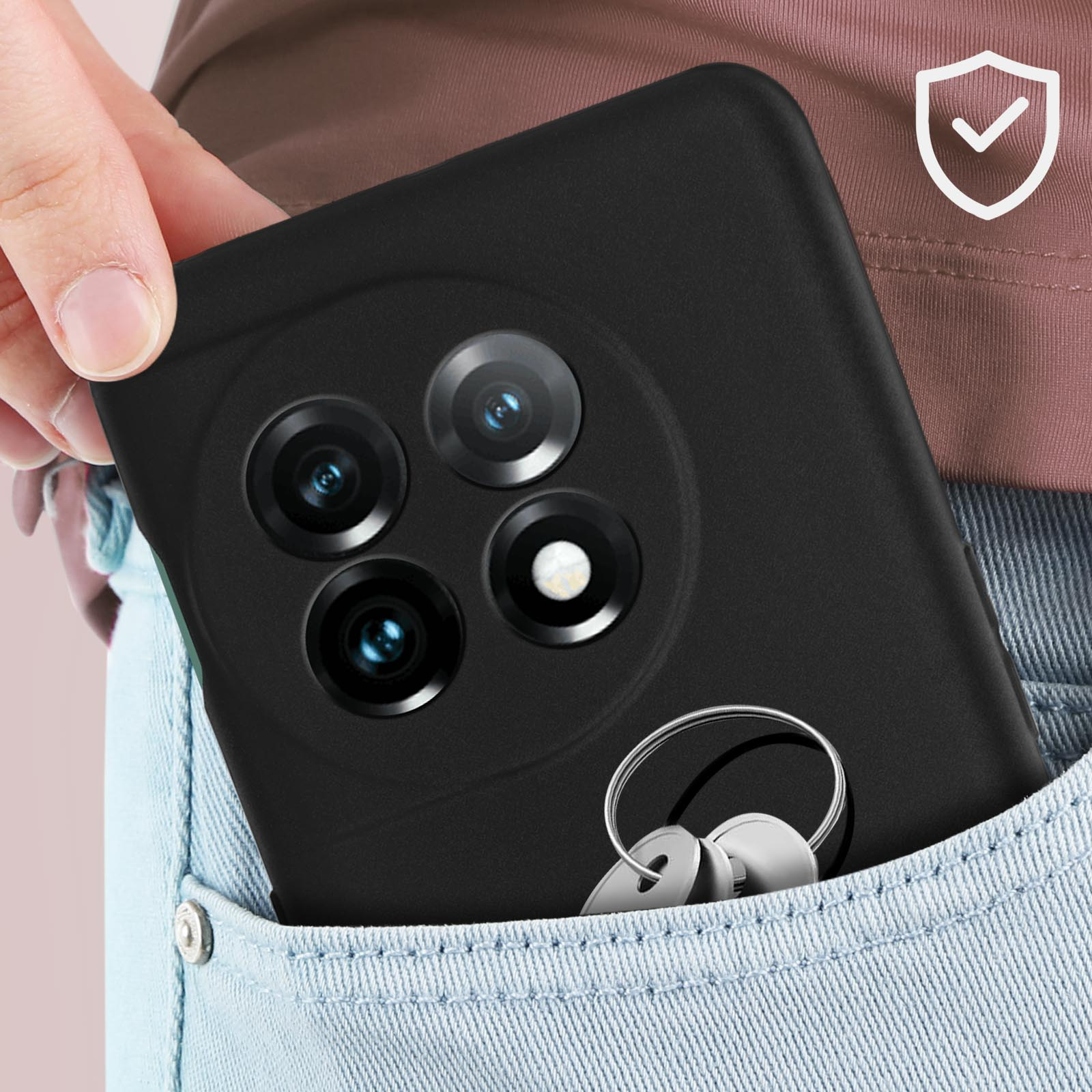 Mano che tiene un telefono nero con tre fotocamere in tasca di jeans.