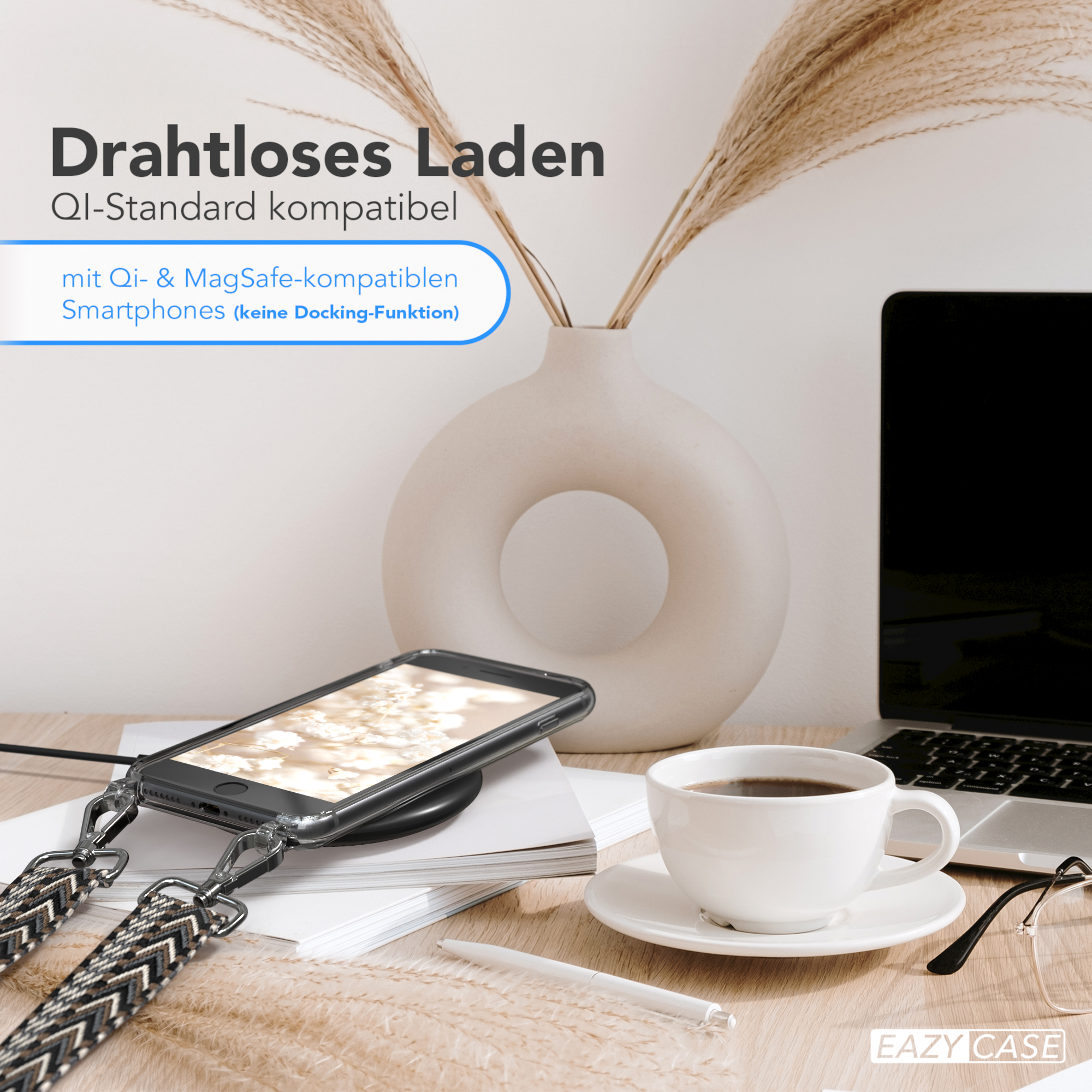 Telefon kabellos ladend, Text, Vase mit Pflanzen, Kaffeetasse und Laptop. Holztisch.