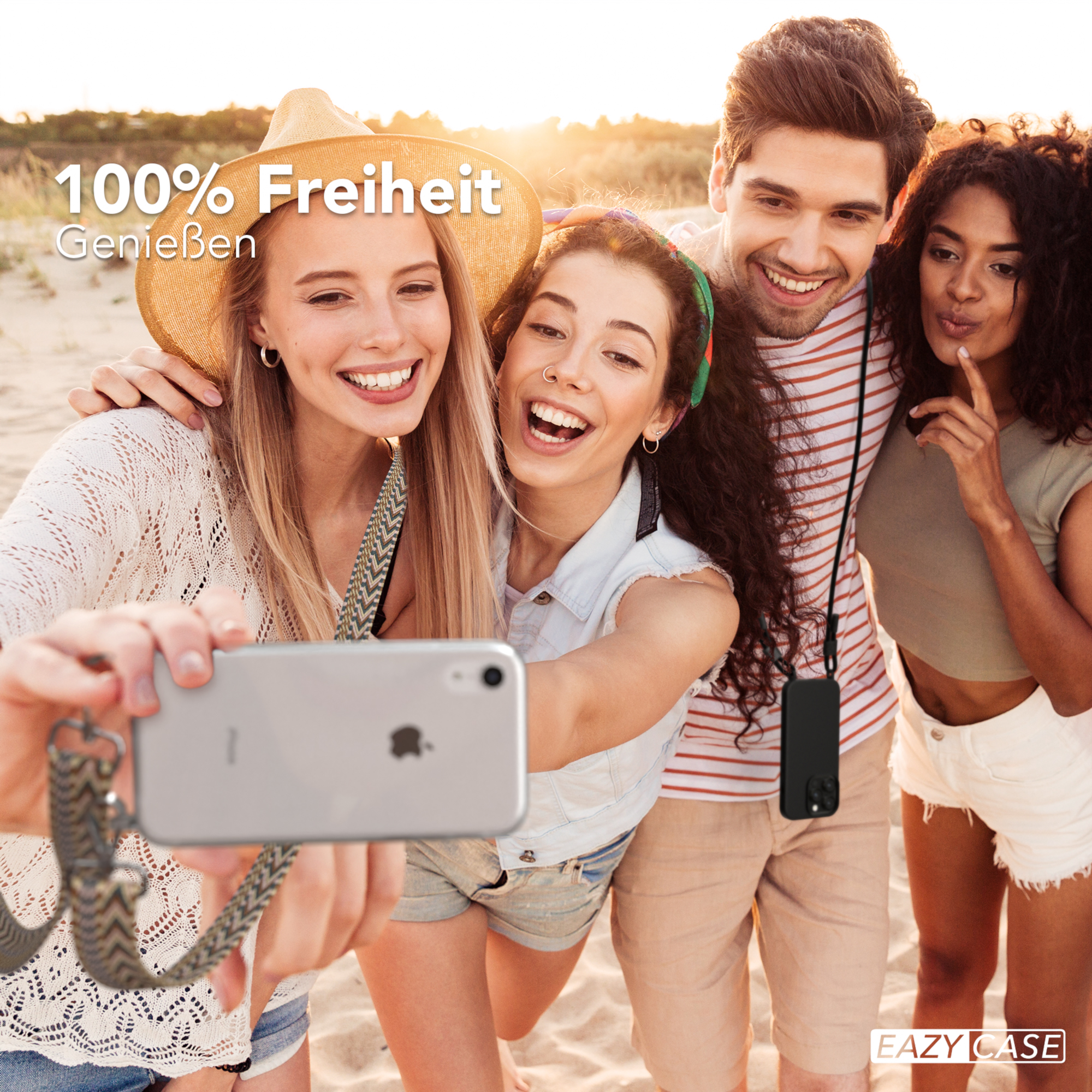 Vier Personen machen Selfie am Strand, eine Person hält Telefon mit Riemen.