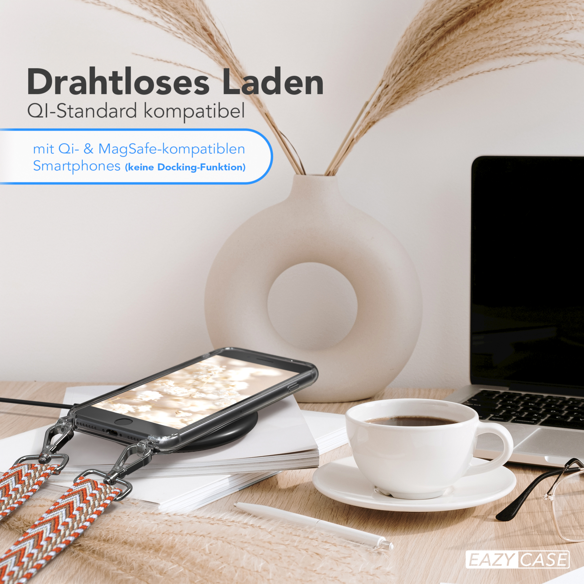 Telefon auf kabellosem Ladegerät, mit Band, auf einem Tisch mit Tasse und Vase.