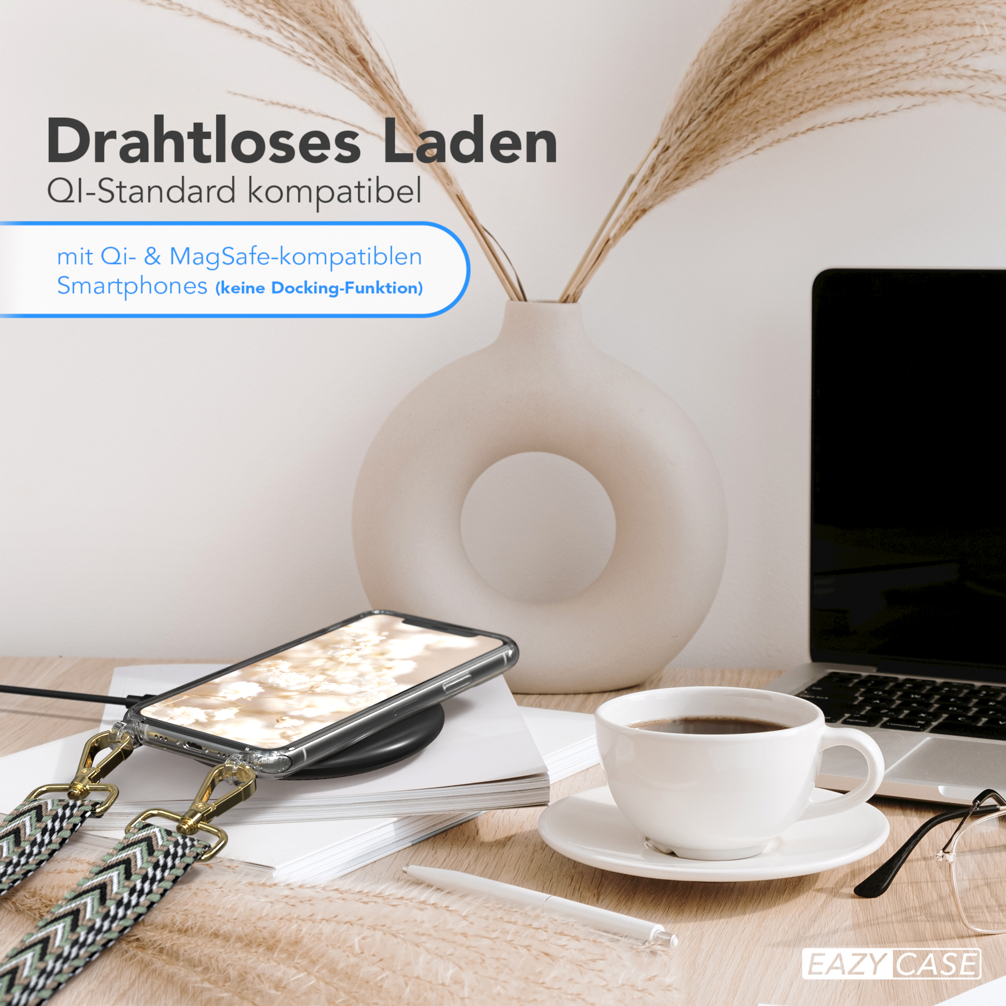 Telefon auf kabellosem Ladegerät, Kaffeetasse und andere Gegenstände auf einem Holzschreibtisch, mit deutschem Text.