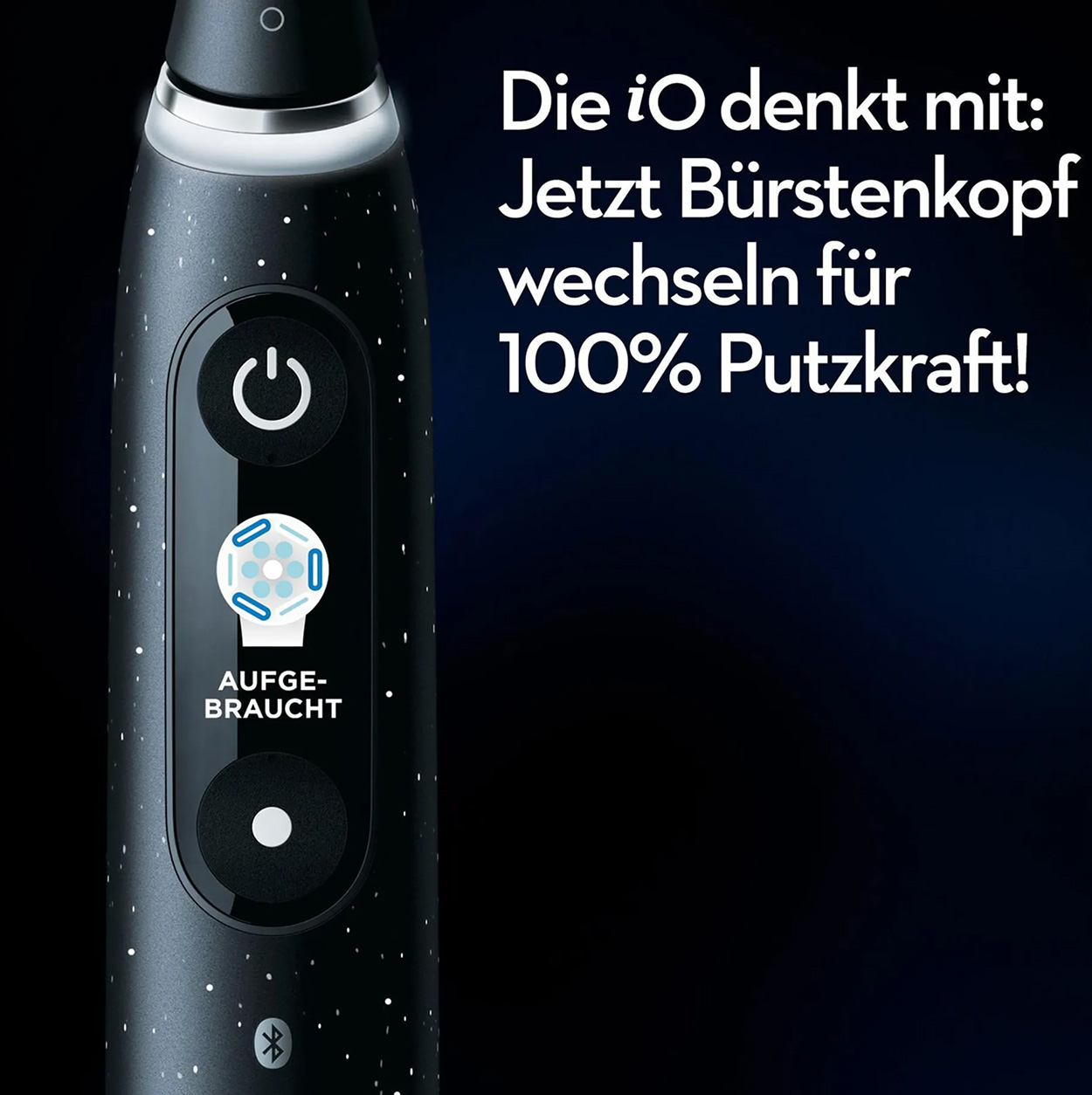 Zbliżenie czarnej elektrycznej szczoteczki do zębów z tekstem: 'Die iO denkt mit:'