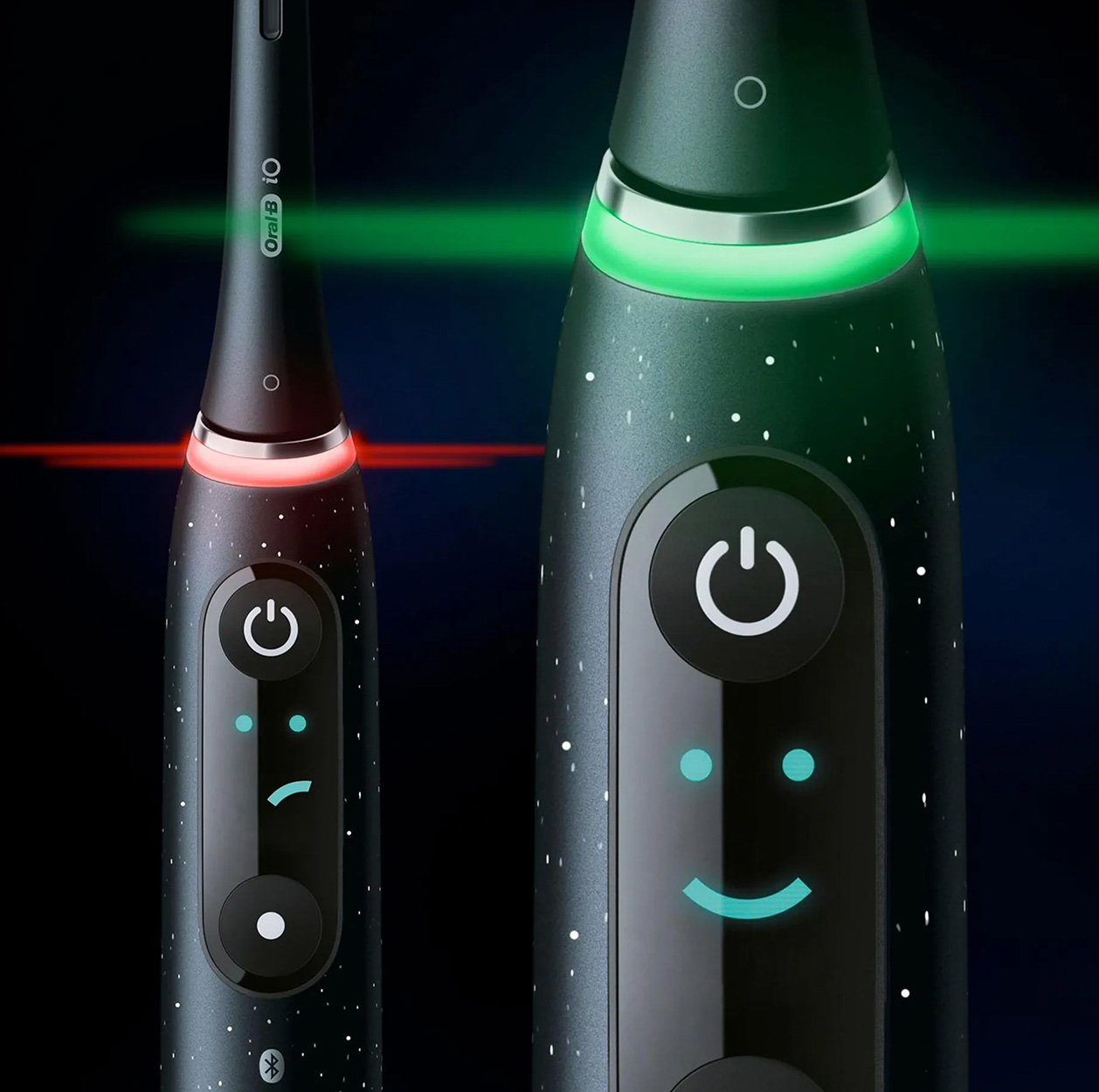 Dwie elektryczne szczoteczki do zębów: czerwona i zielona, każda z przyciskami.